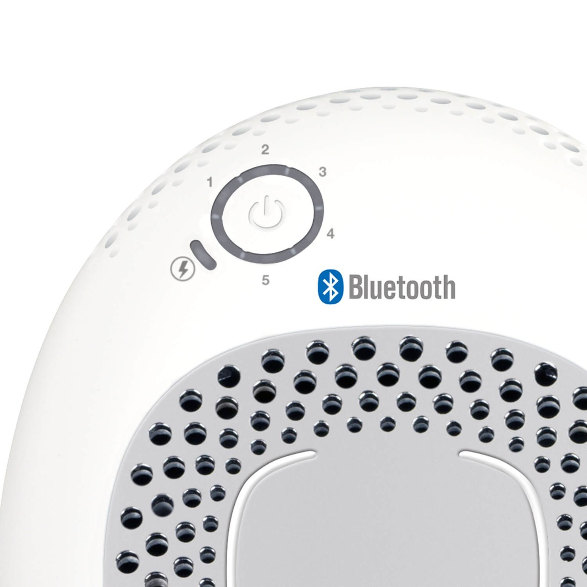 Weißes Beauty-Gerät Bedienfeld mit Ein/Aus-Taste und Bluetooth-Logo.