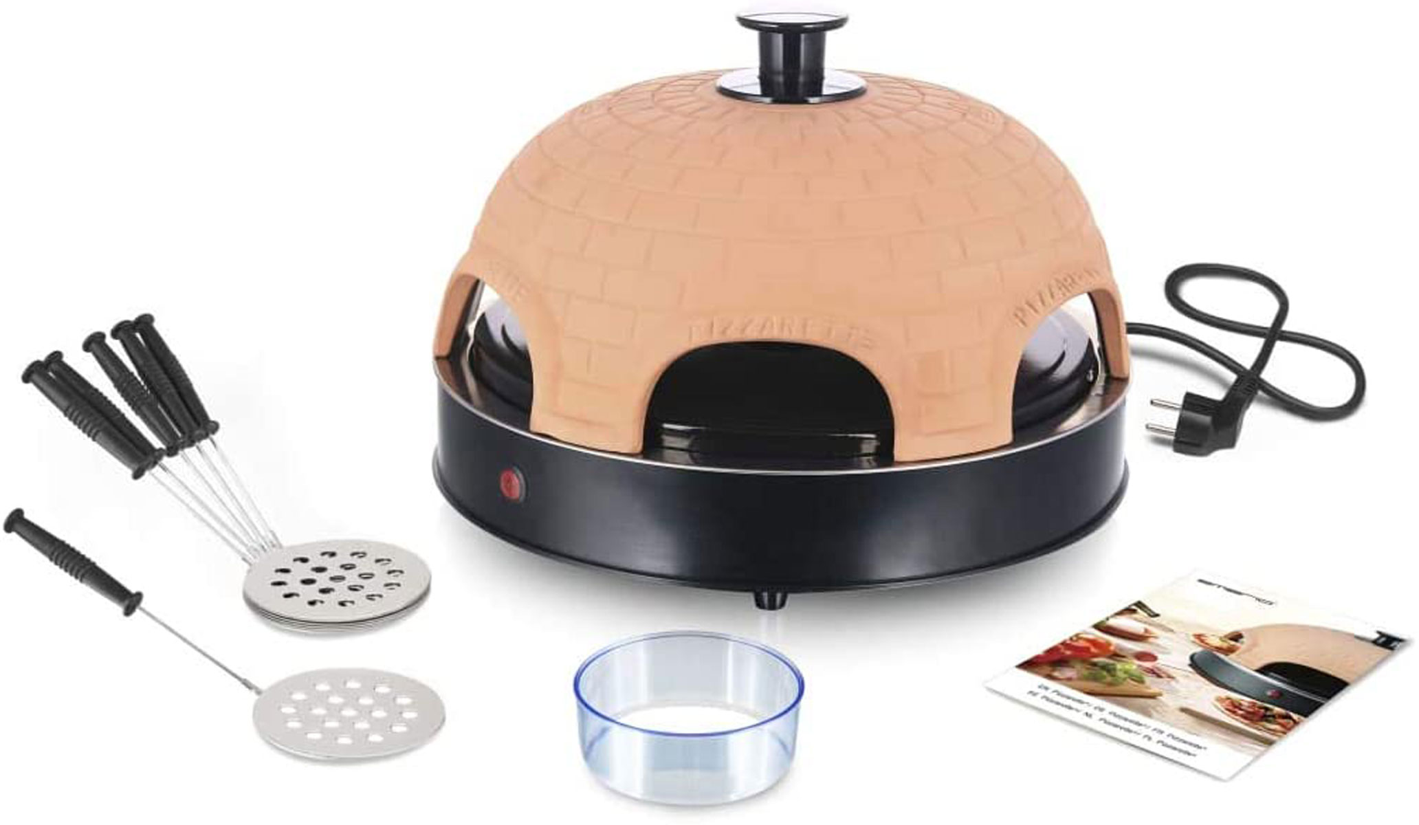 Forno per pizza con accessori come spatole, supporto e ricettario. Cupola in terracotta e base nera.