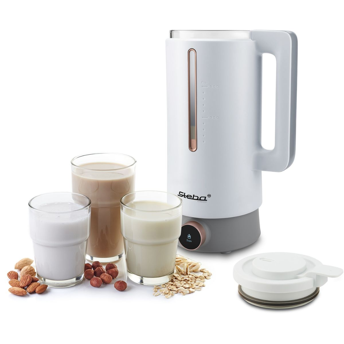Mixer mit Milchgläsern, Nüssen und Hafer auf weißer Oberfläche.