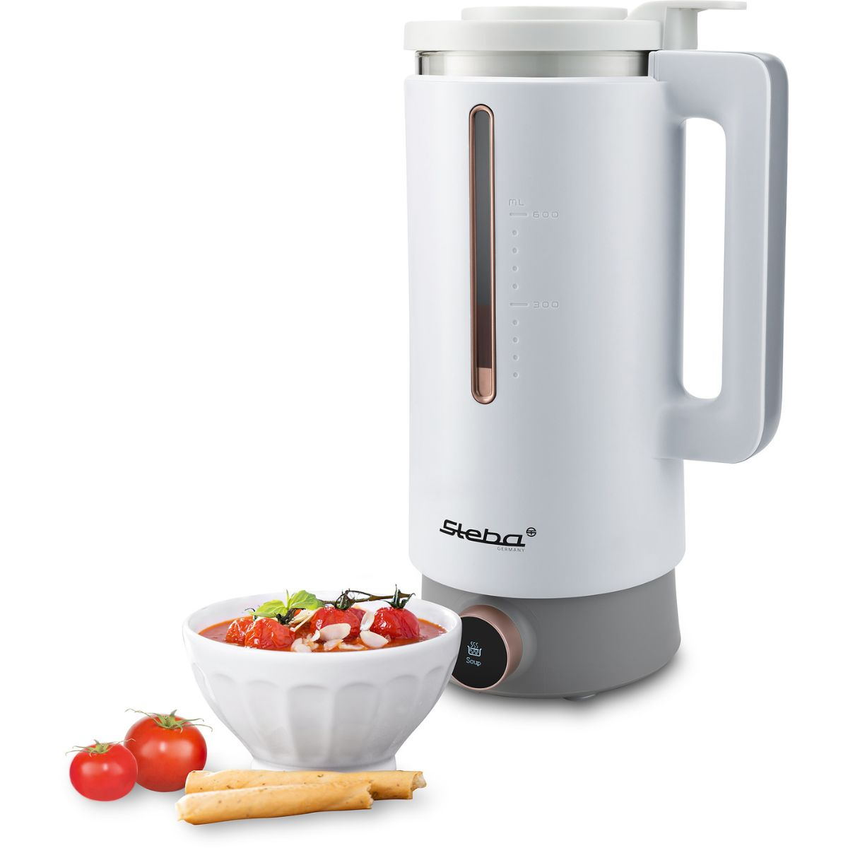 Weiß-grauer Suppenbereiter mit Suppenschüssel, Tomaten und Brotstangen auf weißer Oberfläche.