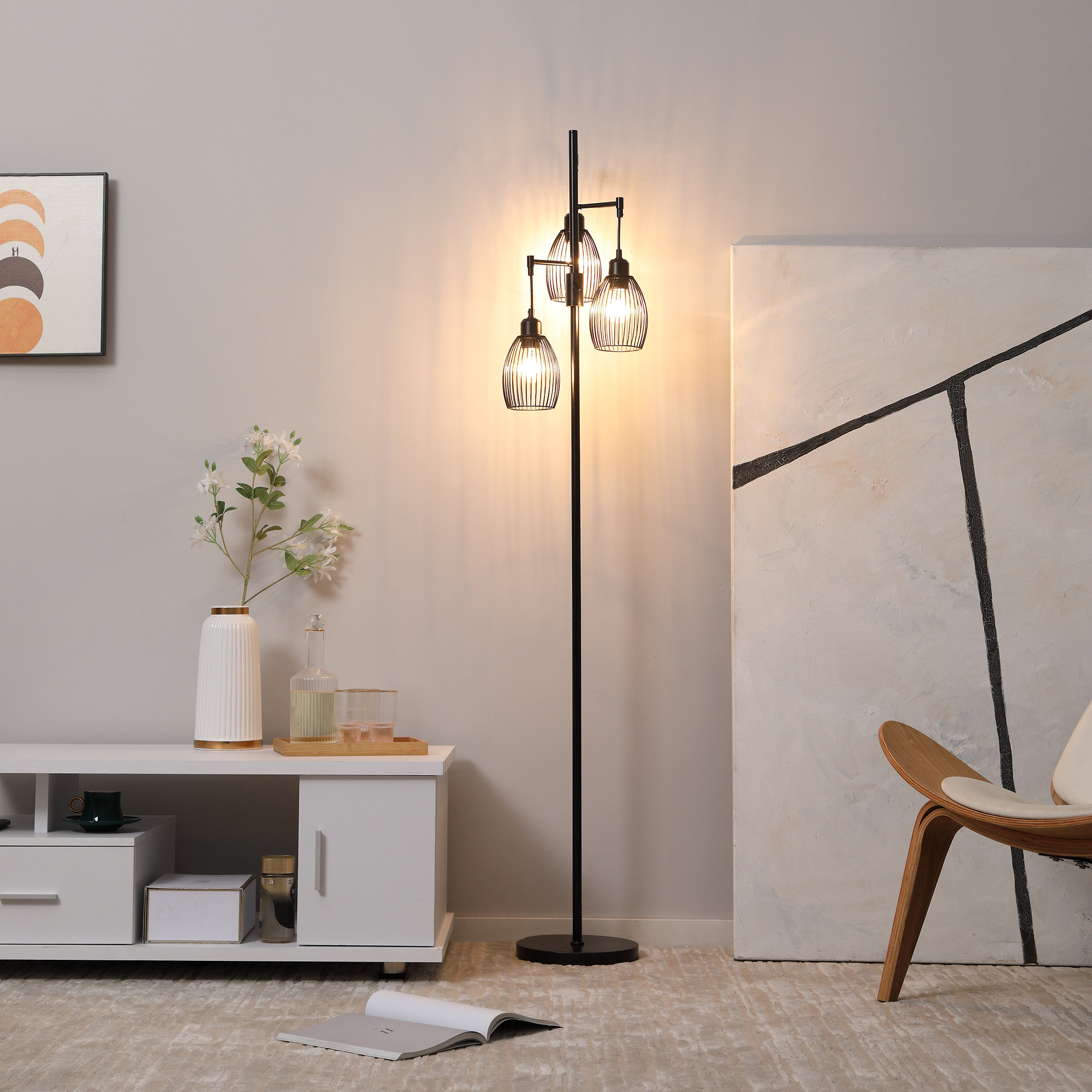 Una zona giorno moderna con lampada da terra a tre teste, credenza bianca e arte.