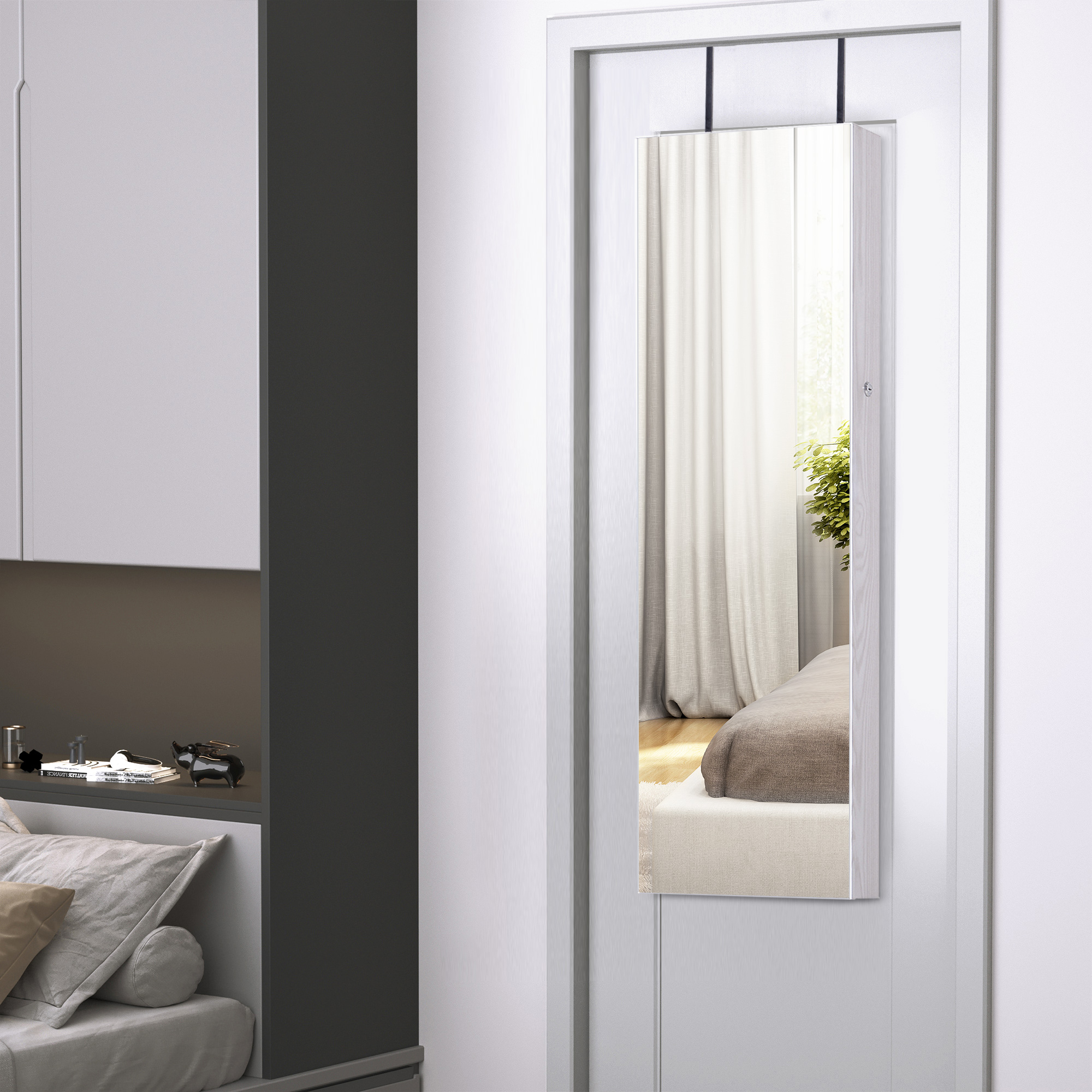 Espejo colgado en una puerta muestra cama, cortinas y planta.