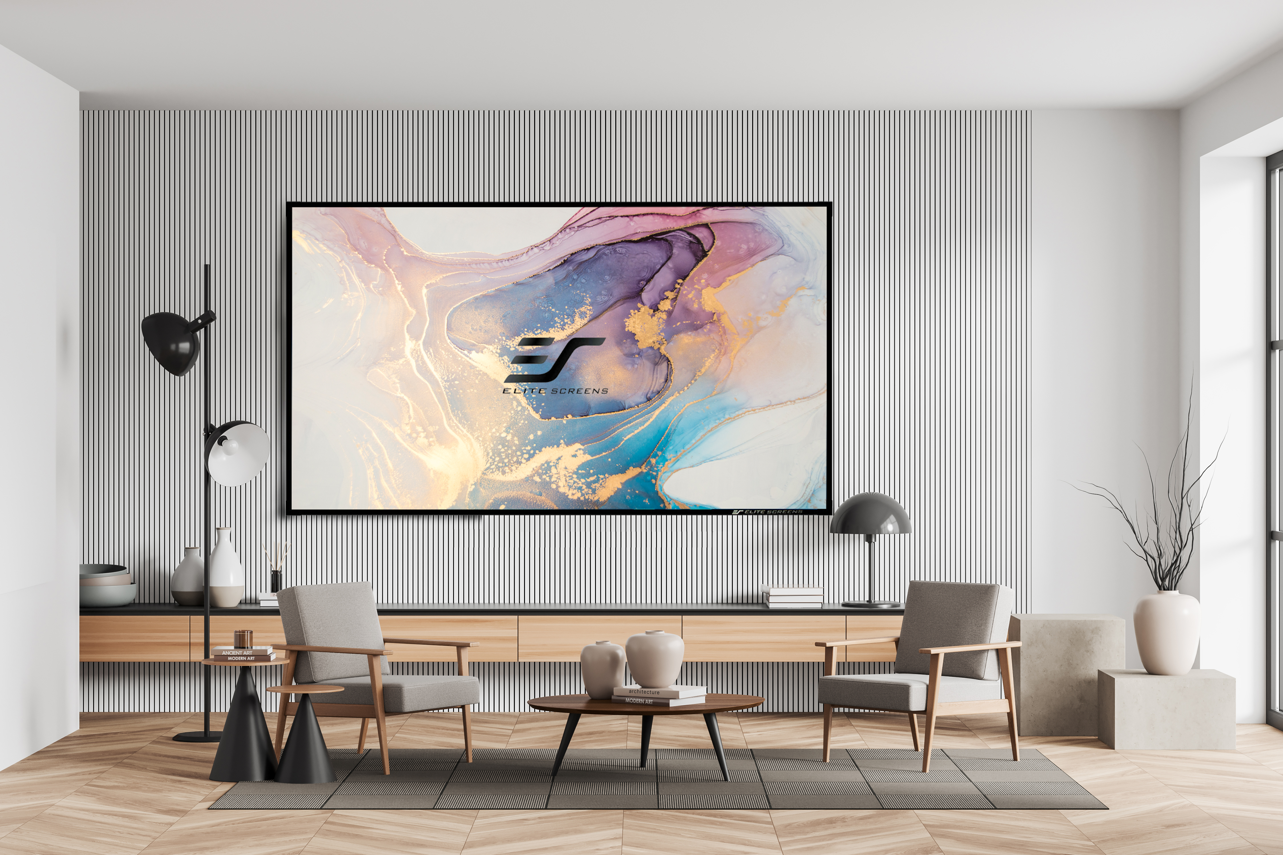 Modernes Wohnzimmer mit großem TV-Bildschirm an der Wand. Neutrale Farben, Stühle und Dekoration.