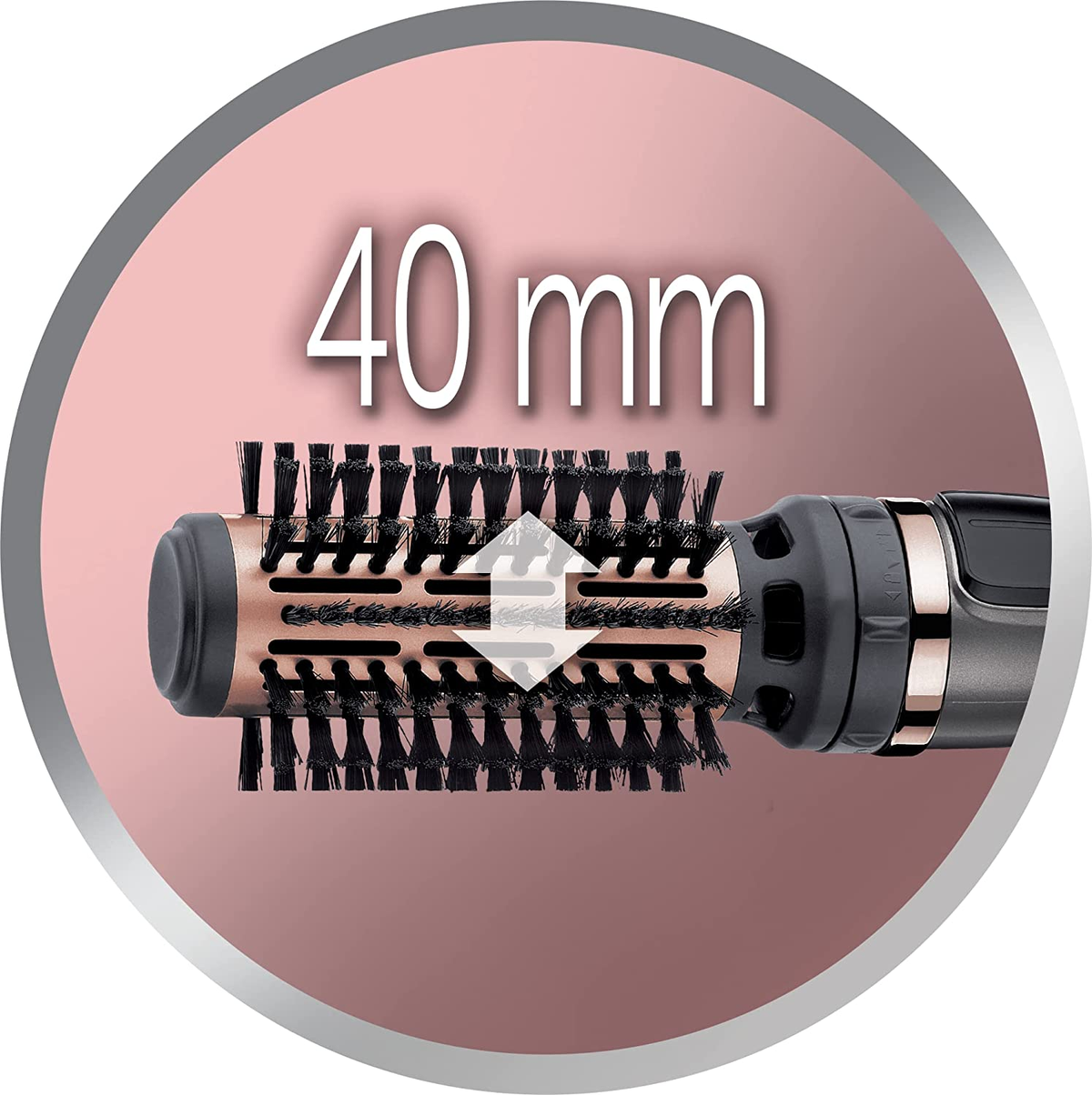 Una spazzola rotonda per capelli con canna color oro rosa e setole nere, su sfondo rosa.