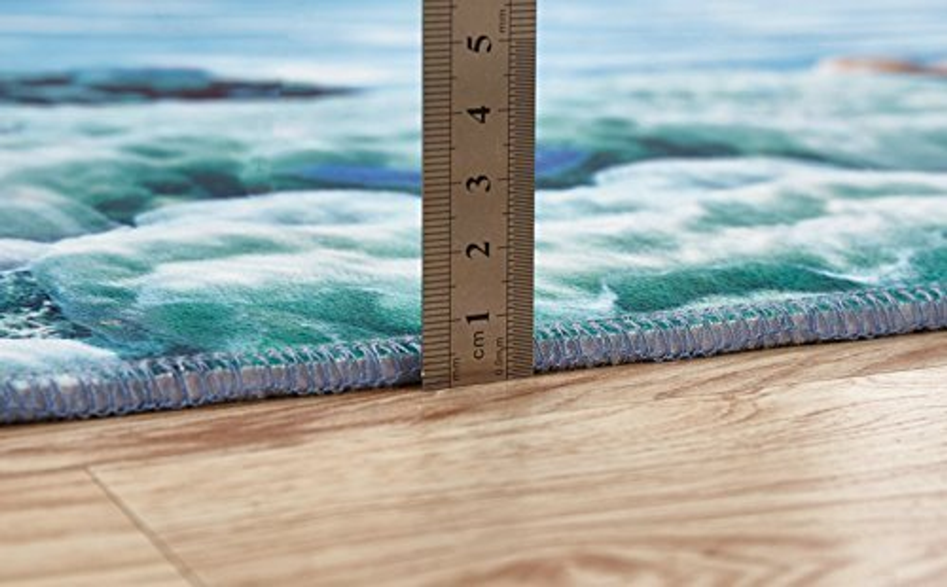 Dywan z wzorem wody, linijka pokazuje 1-5cm.