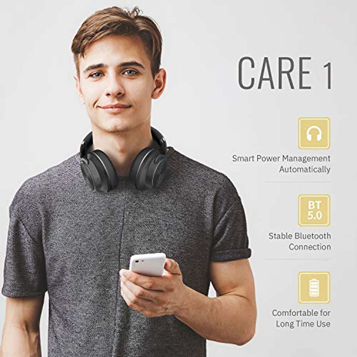 Hombre con auriculares, sosteniendo un teléfono, con información del producto junto a él.