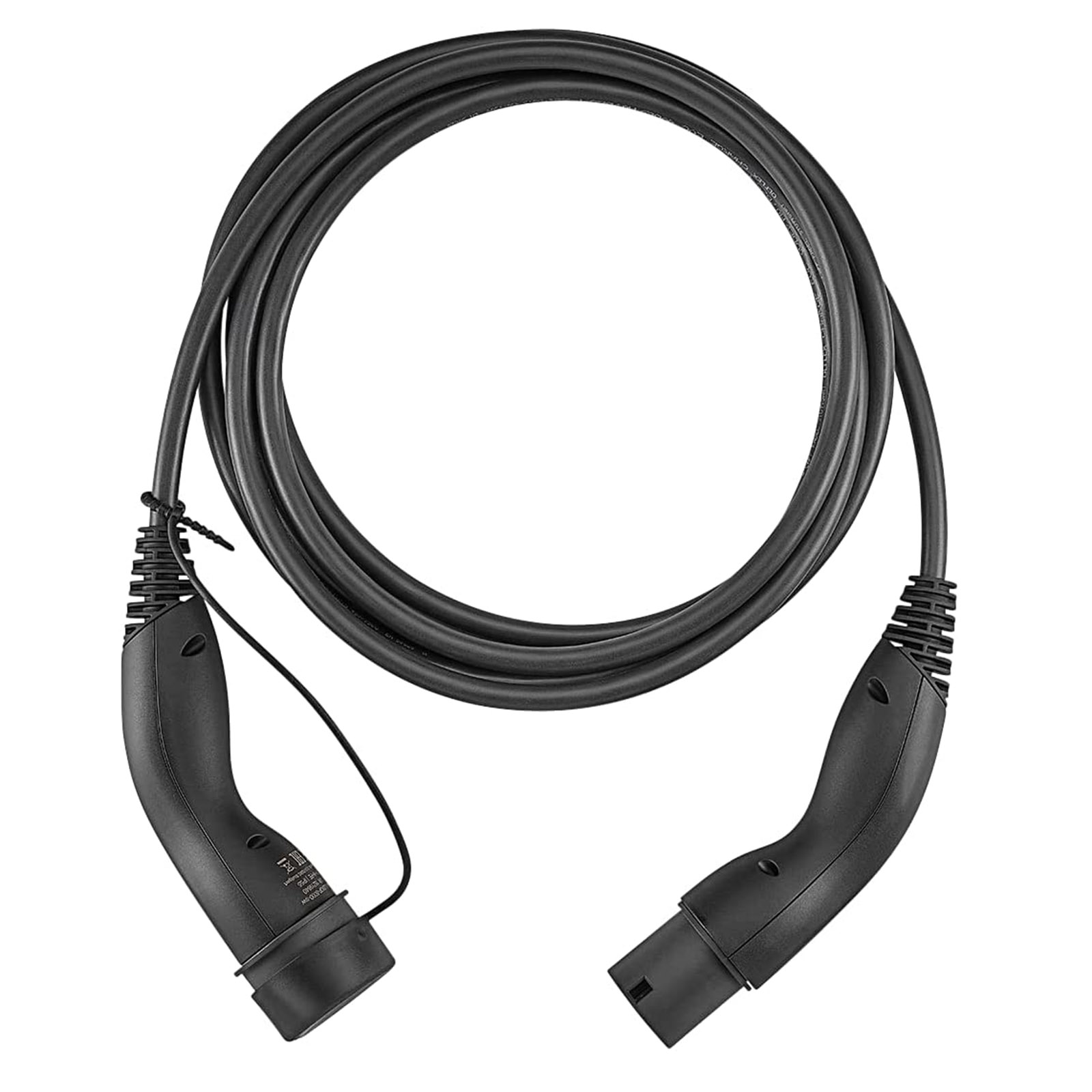 Schwarzes Ladekabel mit zwei Steckern. Einer hat ein Etikett.
