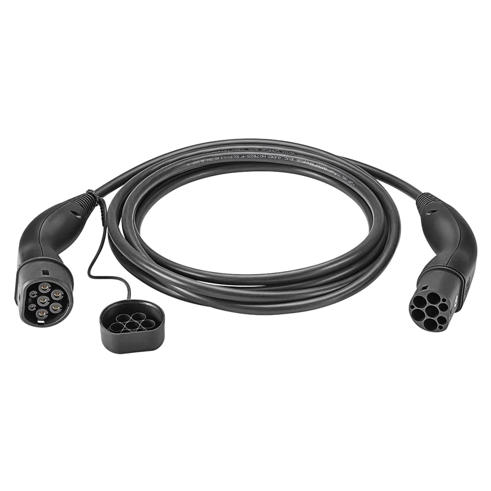 Schwarzes Ladekabel mit zwei Steckern. Einer hat Pins, der andere Löcher. Weißer Hintergrund.