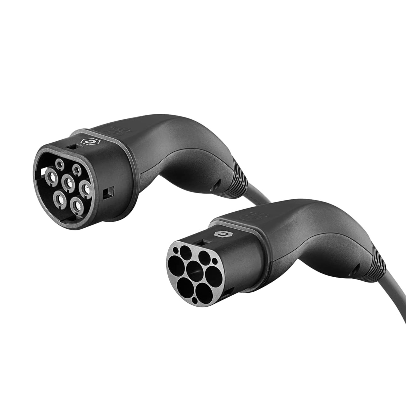 Zwei schwarze Ladekabel. Eines hat einen Stecker mit sieben Löchern, das andere einen Stecker mit Löchern.