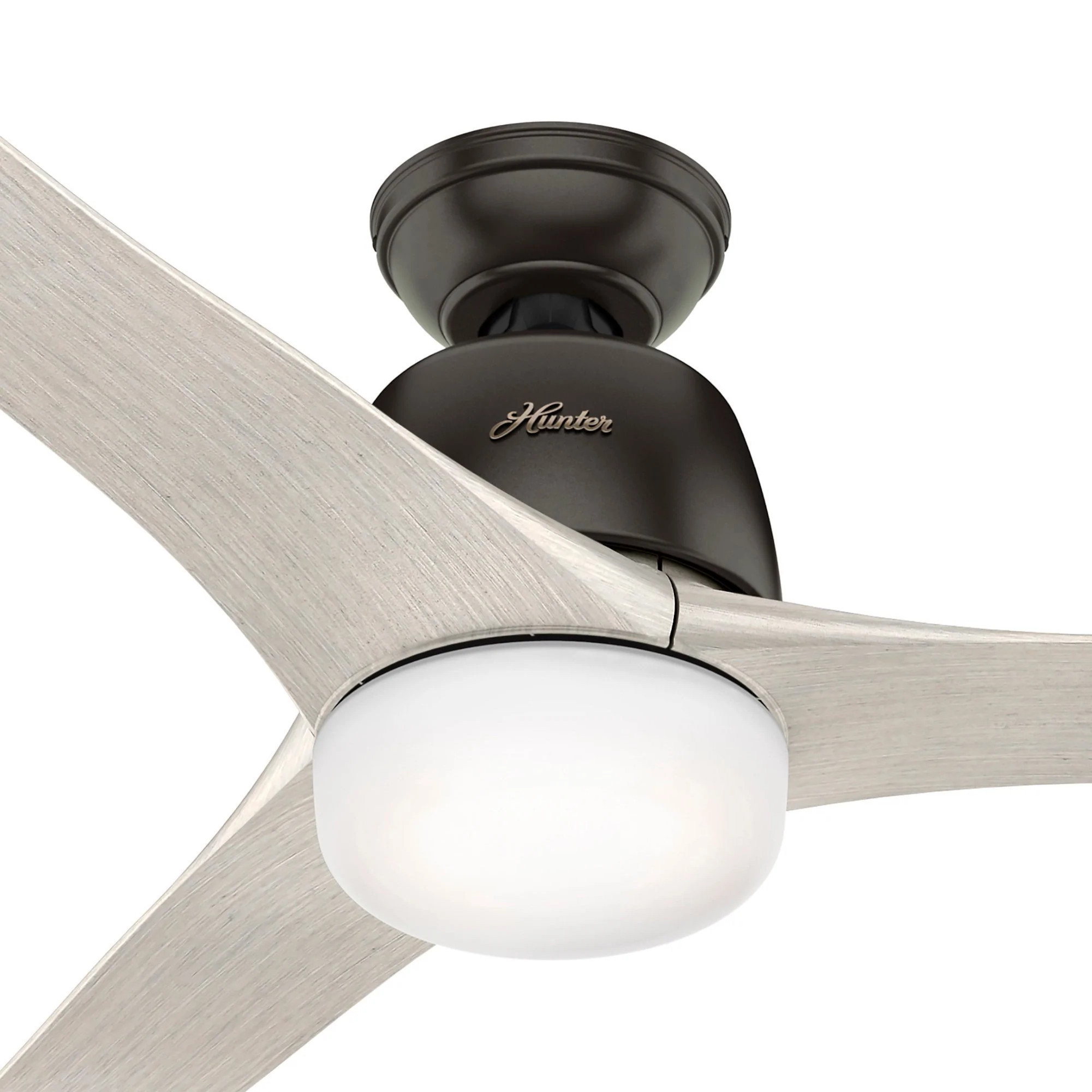 Deckenventilator mit Licht. Dunkelbraune Oberfläche. Weißer Hintergrund.