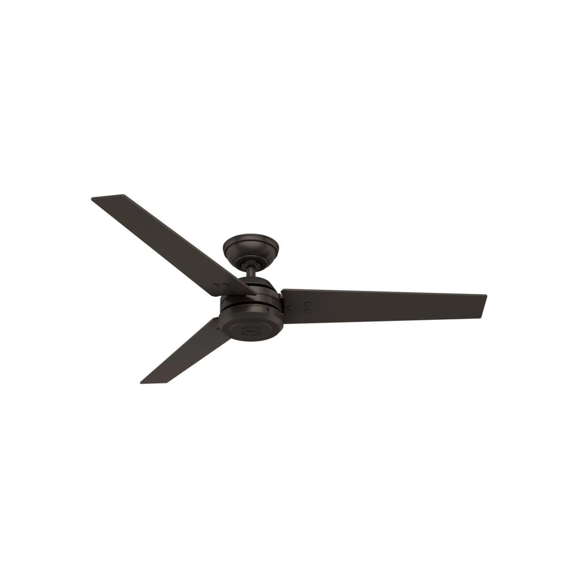 Brauner Deckenventilator mit drei Flügeln, weißer Hintergrund.