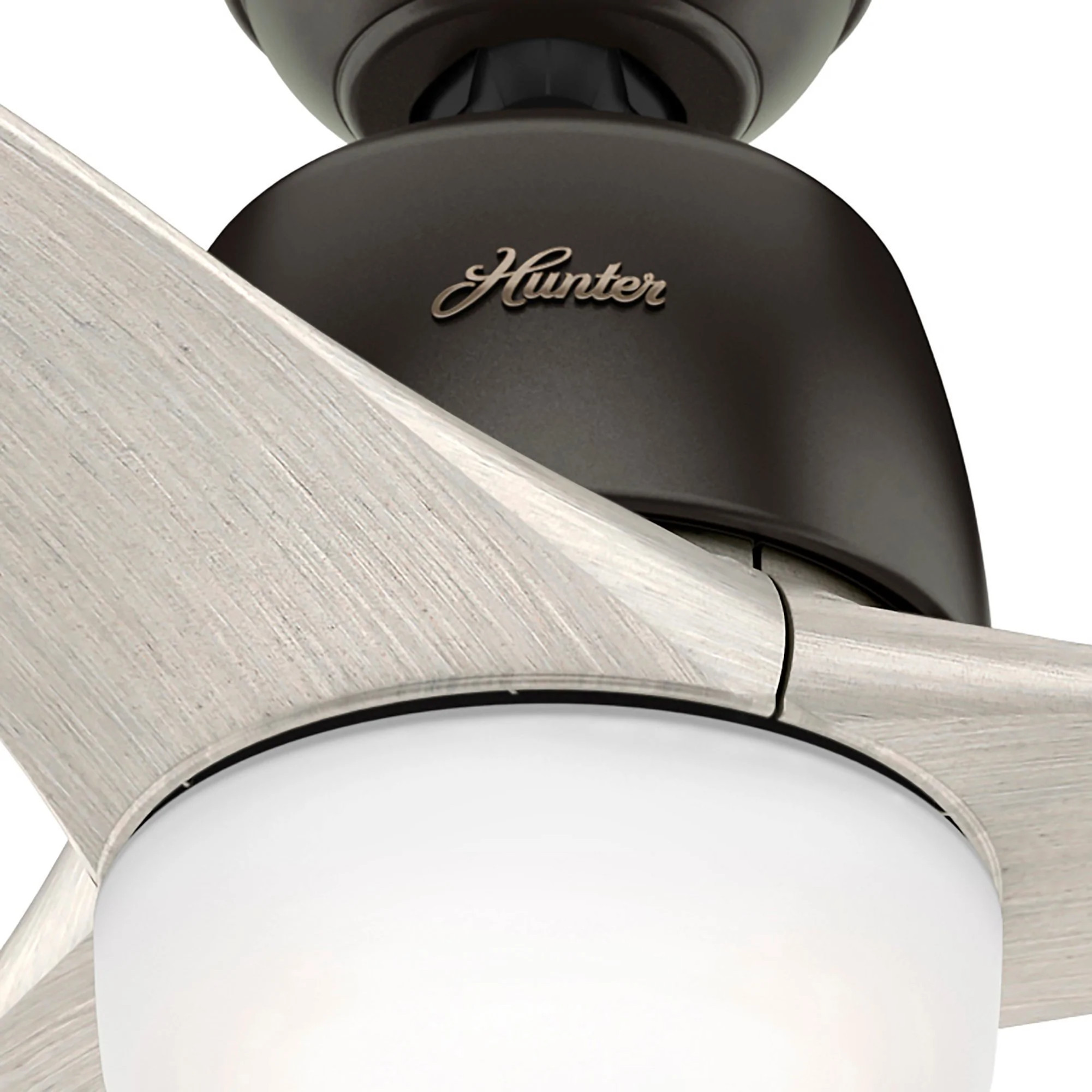 Deckenventilator, Nahaufnahme. Braune Oberseite, hellfarbige Holzblätter und weiße Leuchte.