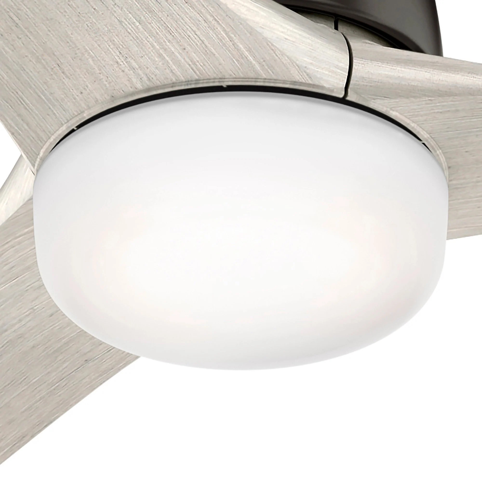 Ein Deckenventilator mit Licht. Die Flügel sind grau und die Leuchte ist rund und weiß.