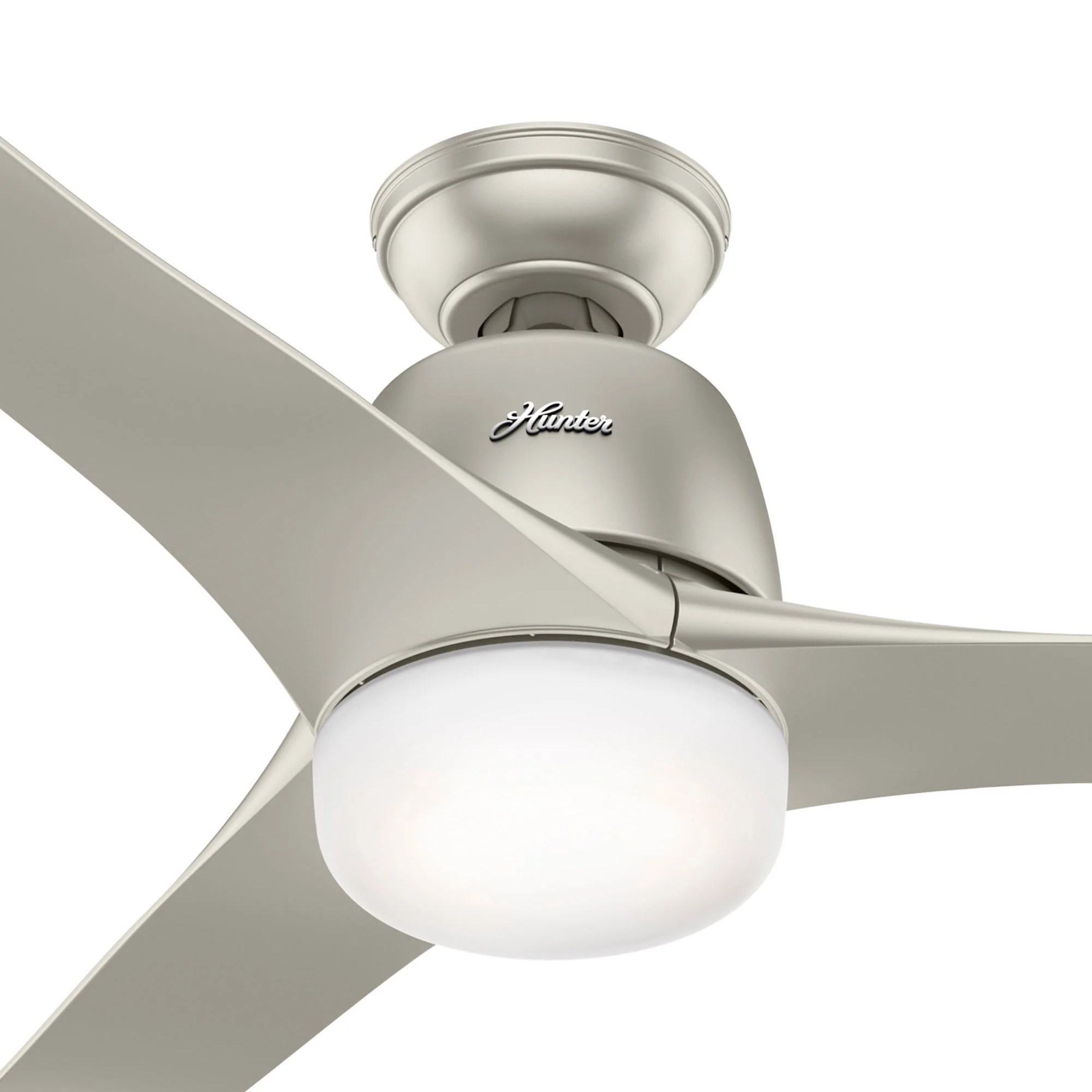 Deckenventilator mit drei gebogenen Flügeln und einem runden Licht. Der Ventilator ist silberfarben mit weißem Licht.