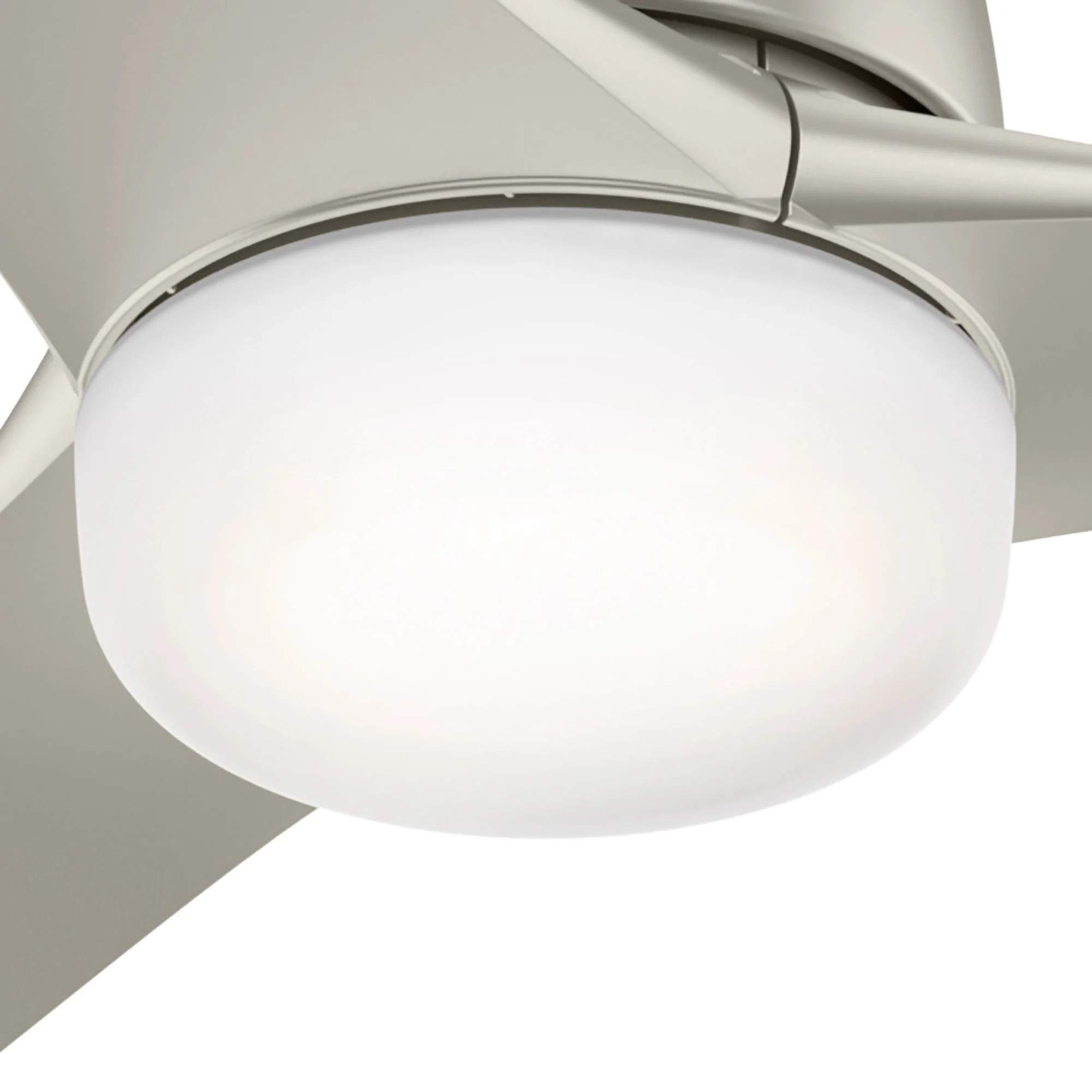 Nahaufnahme eines Deckenventilators mit integrierter Leuchte.