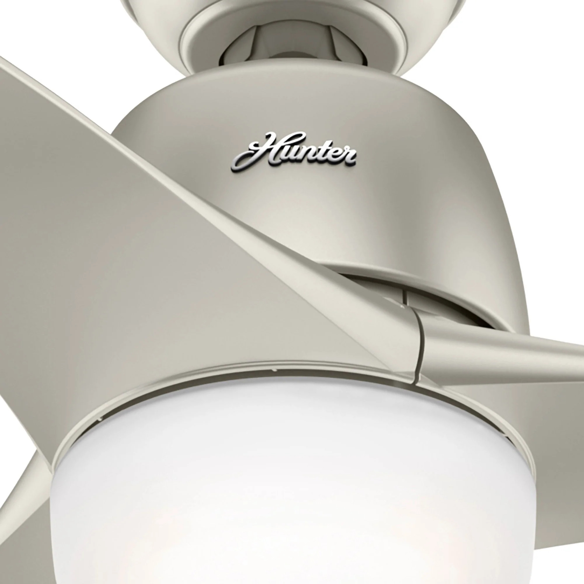 Nahaufnahme eines Deckenventilators mit weißem Licht. Er hat das Hunter-Logo und silberne Flügel.