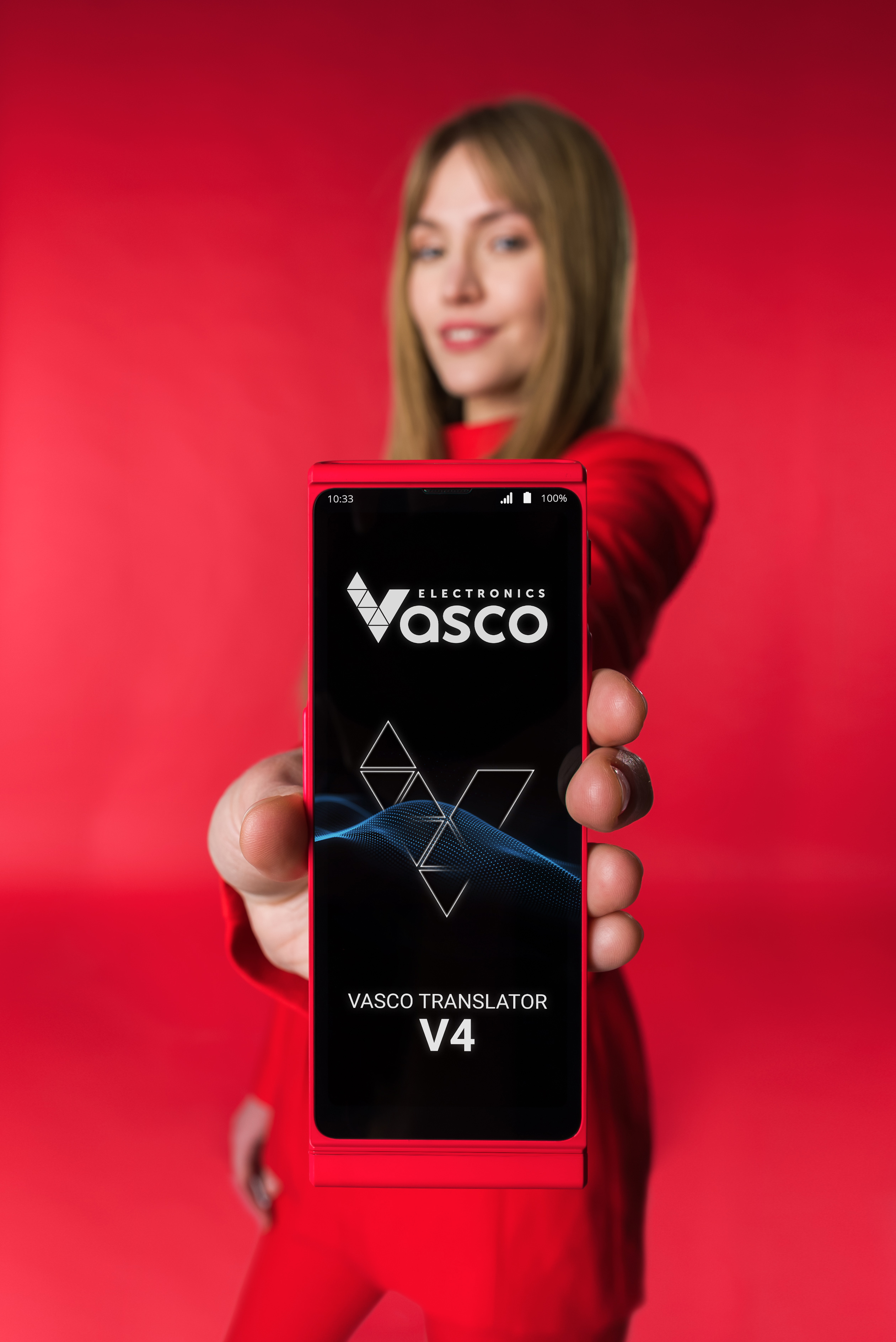 Frau hält einen roten Vasco-Übersetzer. Roter Hintergrund. Bildschirm des Produkts wird angezeigt.