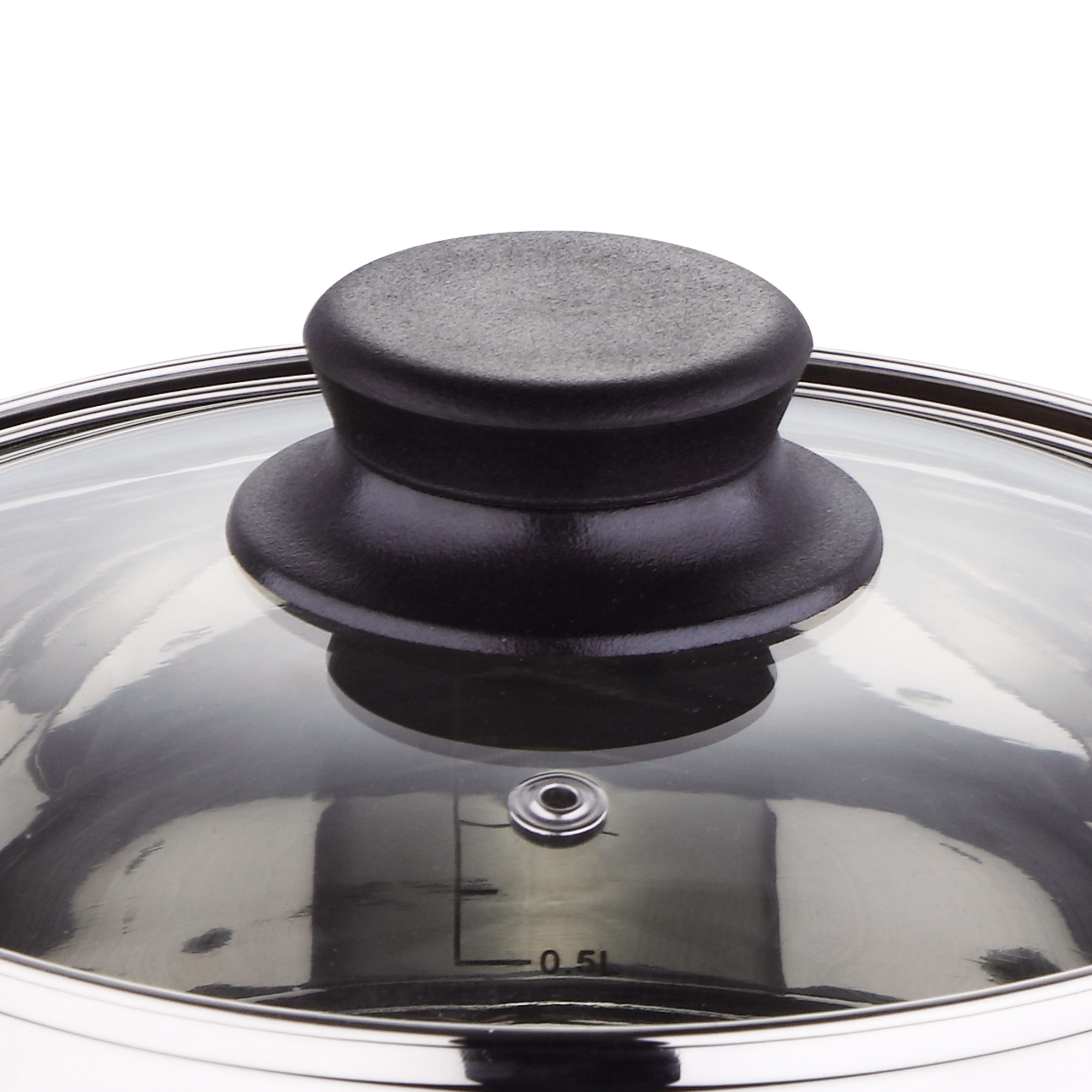 Primer plano de una tapa de olla. La tapa tiene un asa negra y una superficie de vidrio. La base es metálica.
