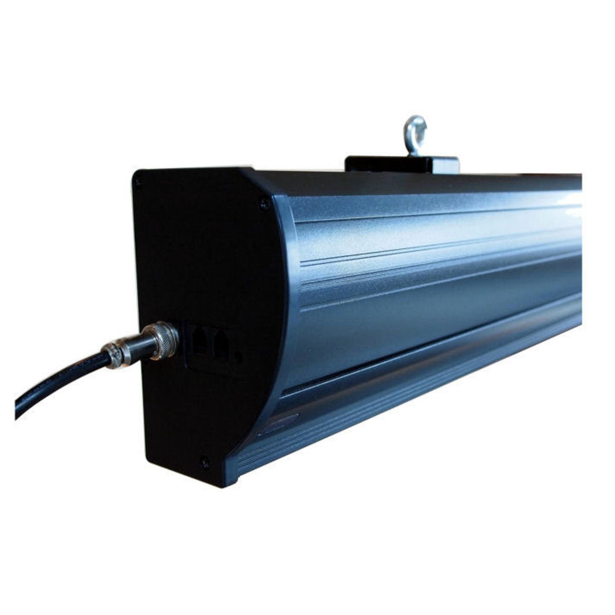 Een zwarte, rechthoekige lamp met een kabel en een ophanglus. Het staat op een witte achtergrond.