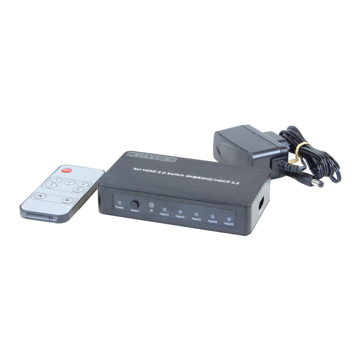 Conmutador HDMI negro con mando a distancia y adaptador de corriente. Tiene puertos de entrada y alimentación.