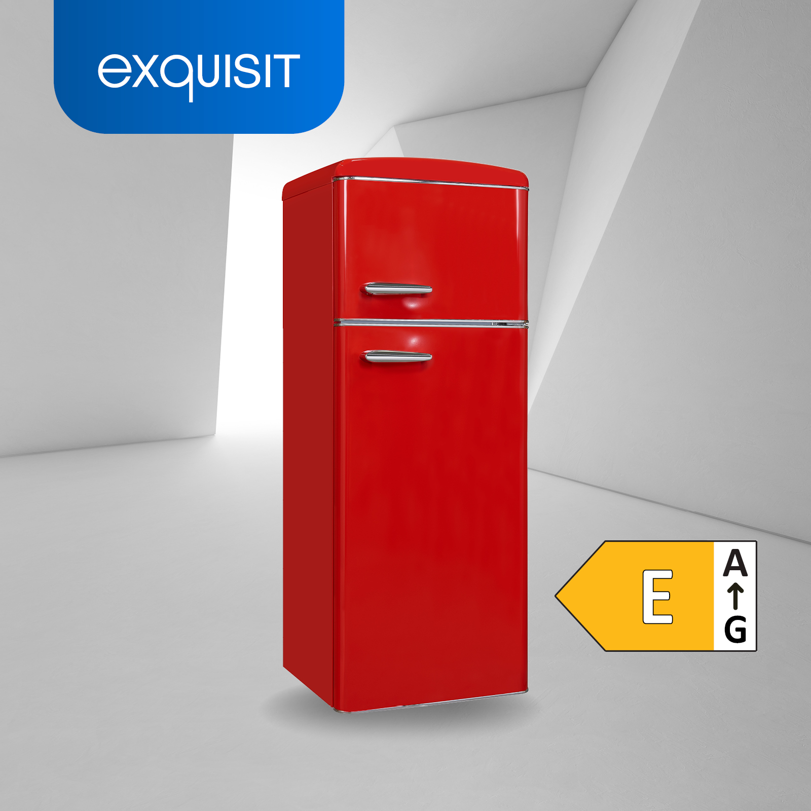 Roter Retro-Kühlschrank mit weißem Innenraum in einem modernen weißen Raum. Marke: 'exquisit'.