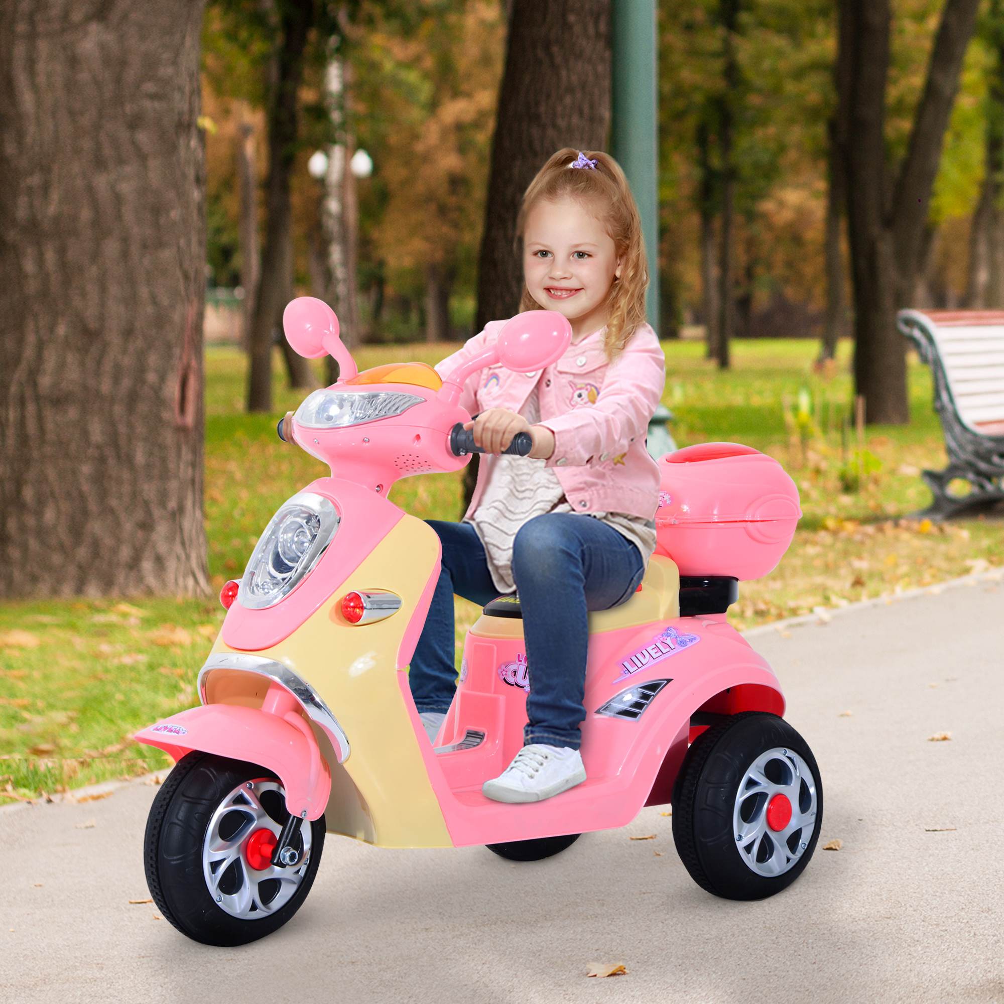 Ragazza su scooter giocattolo rosa. Sorride, indossa una giacca rosa e jeans blu.