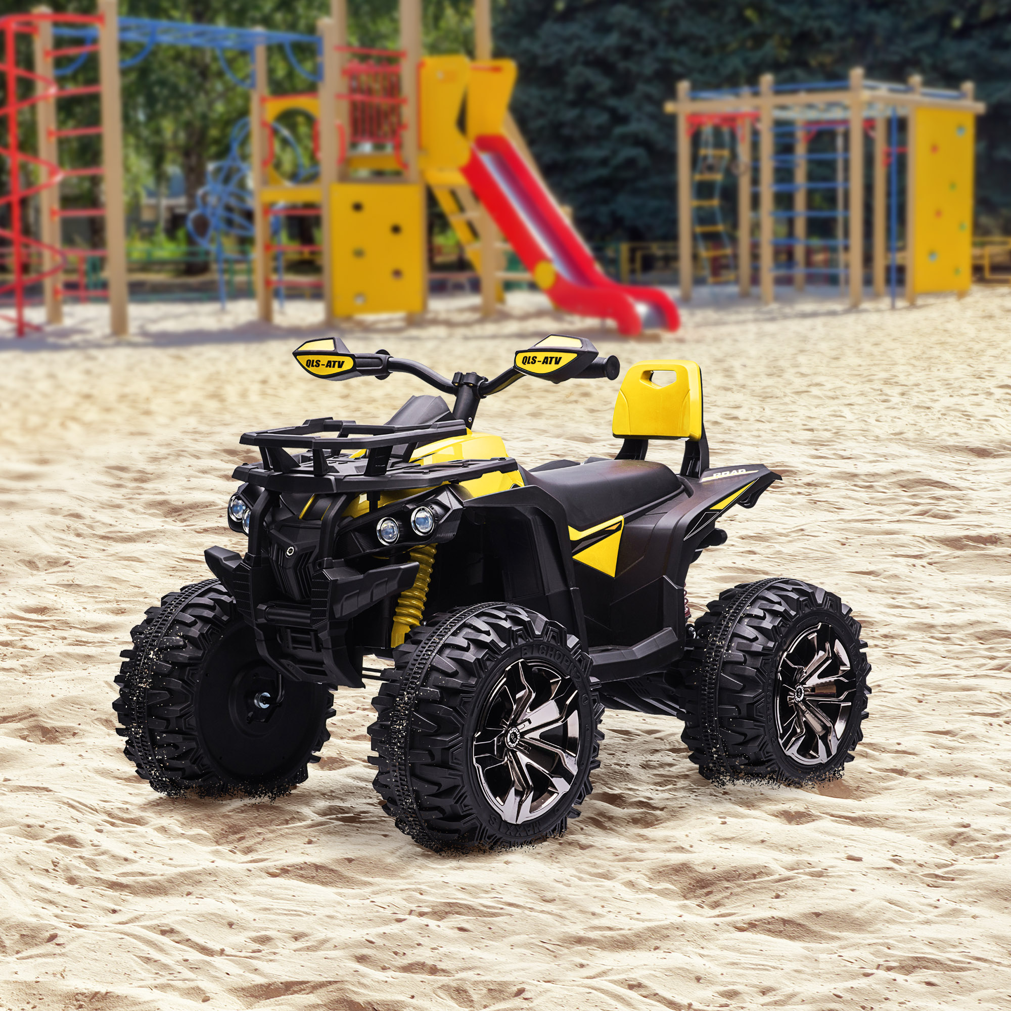 Giocattolo ATV giallo e nero sulla sabbia. Parco giochi sullo sfondo. Cielo blu.