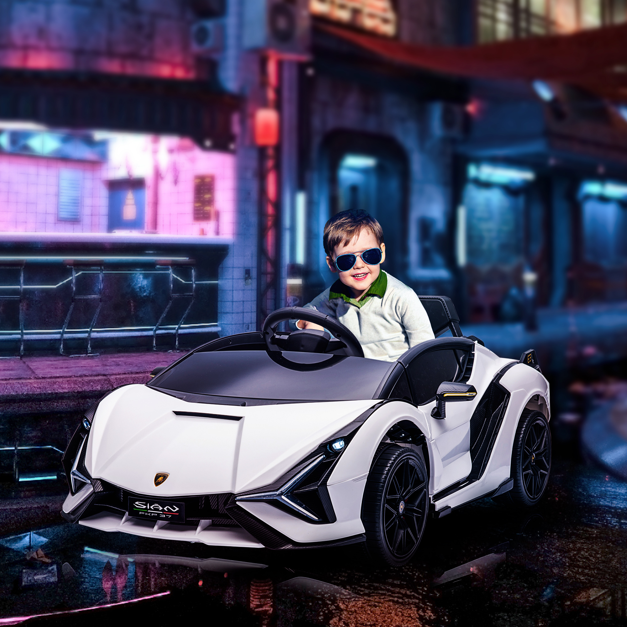 Niño en coche de juguete con gafas de sol. Telón de fondo de ciudad nocturna con neones.