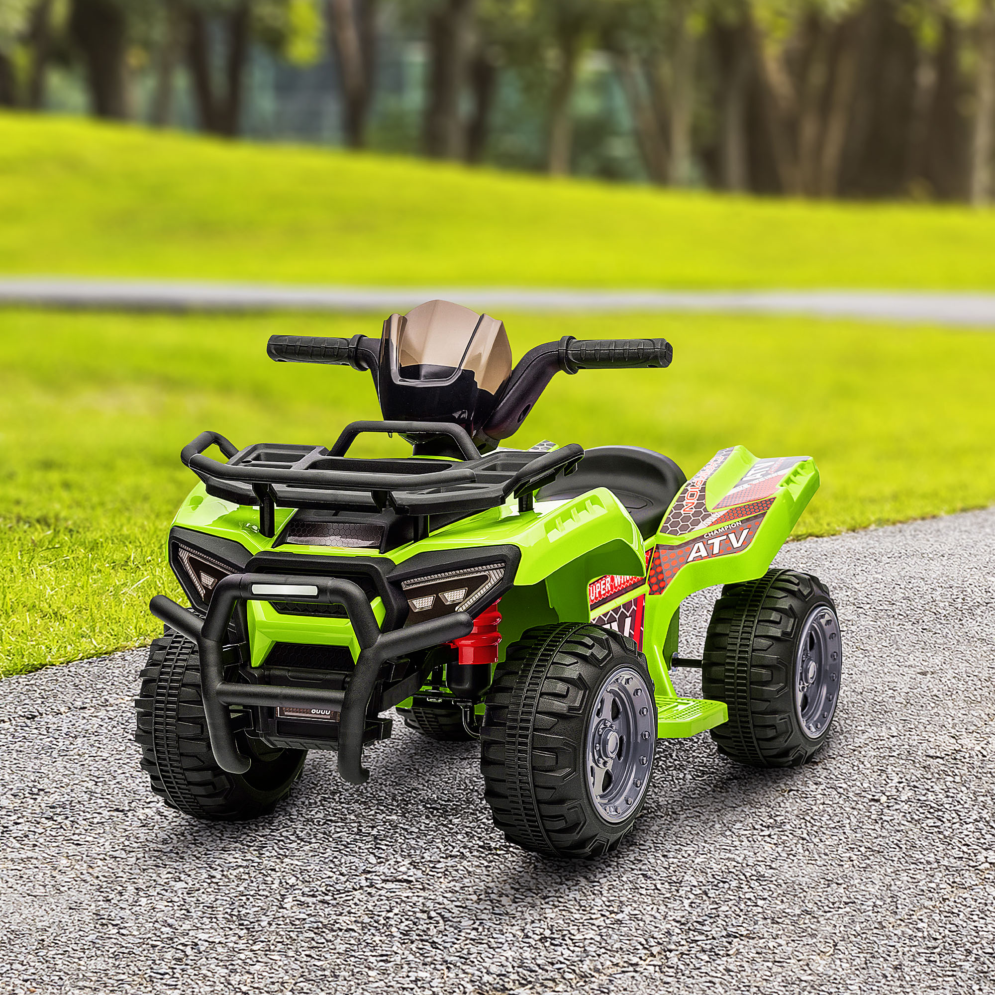 Un giocattolo ATV verde su un sentiero di ghiaia, con uno sfondo erboso. L'ATV ha dettagli rossi.