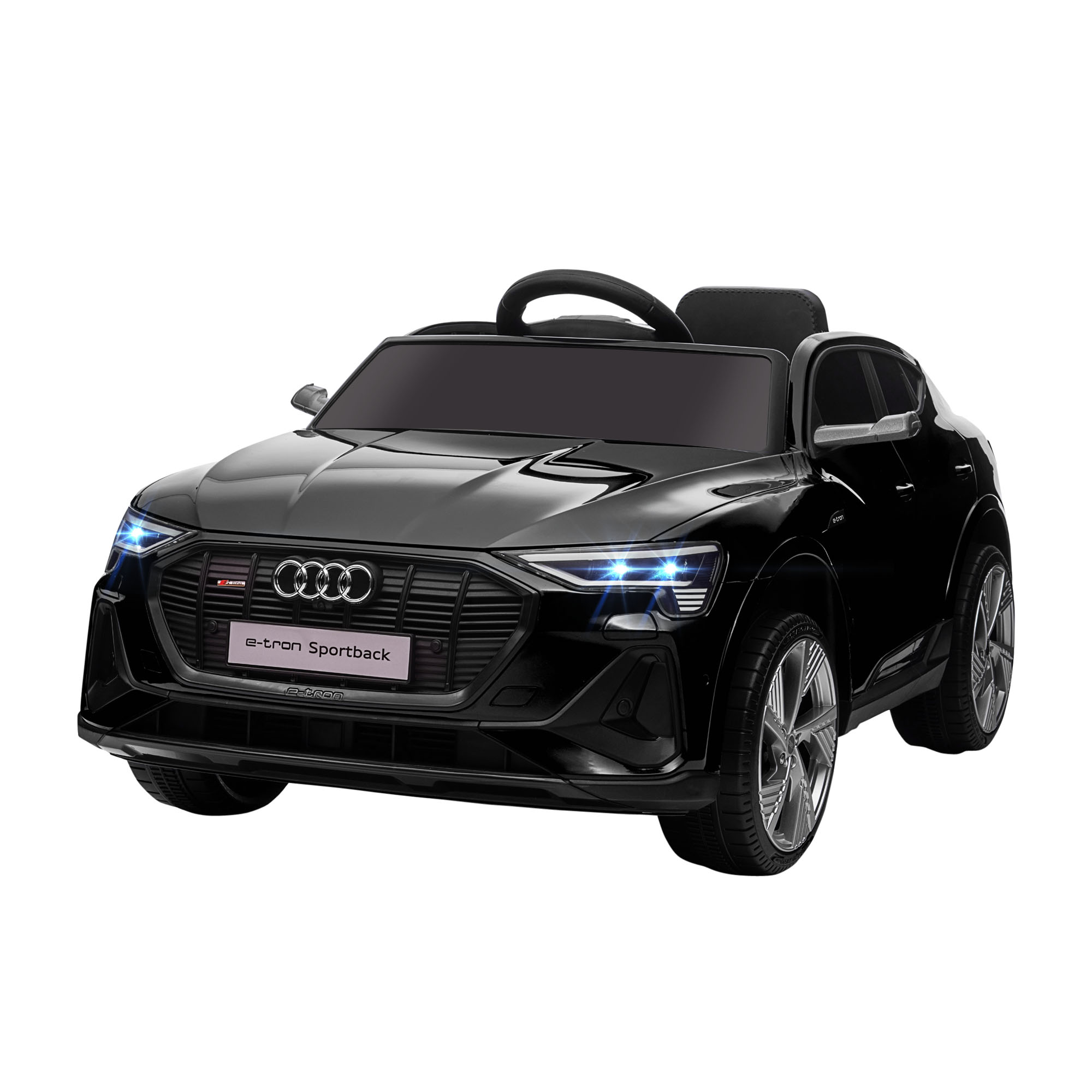 Auto elettrica nera. Ha il logo Audi e i fari sono accesi.