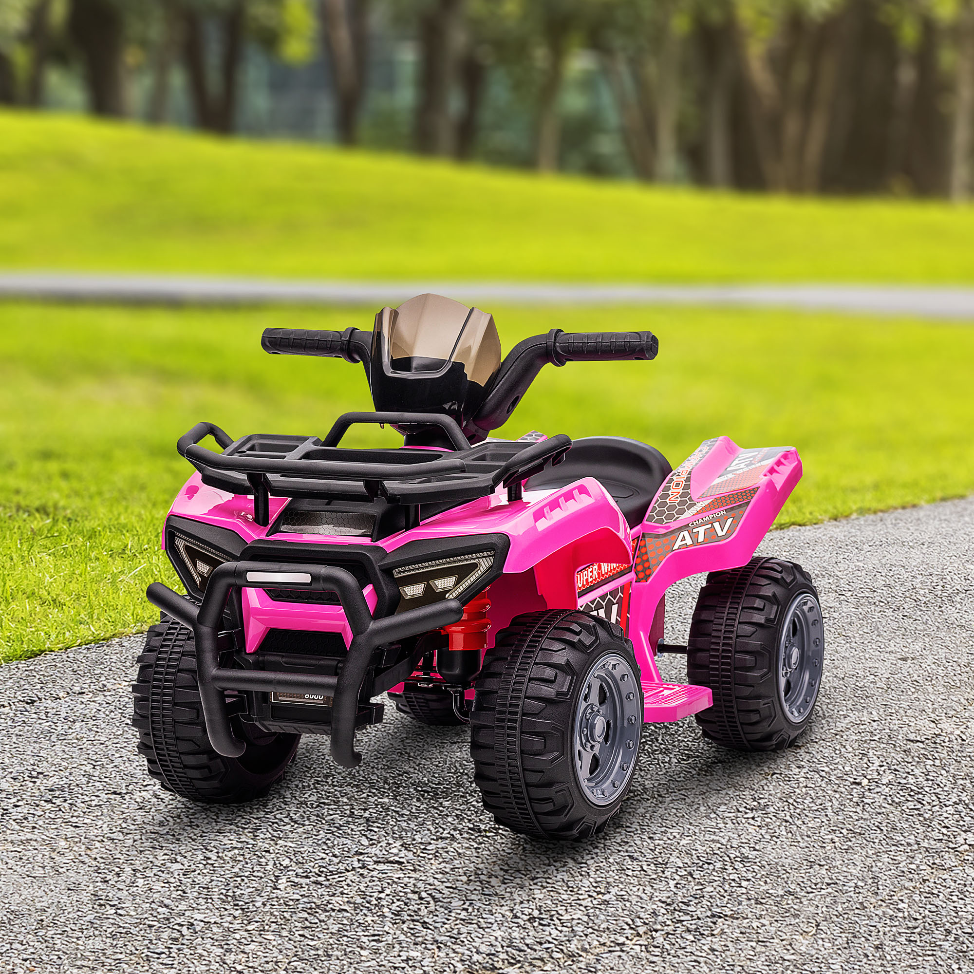 Giocattolo ATV rosa con dettagli neri e pneumatici grandi, parcheggiato su un sentiero di pietra, con sfondo verde.