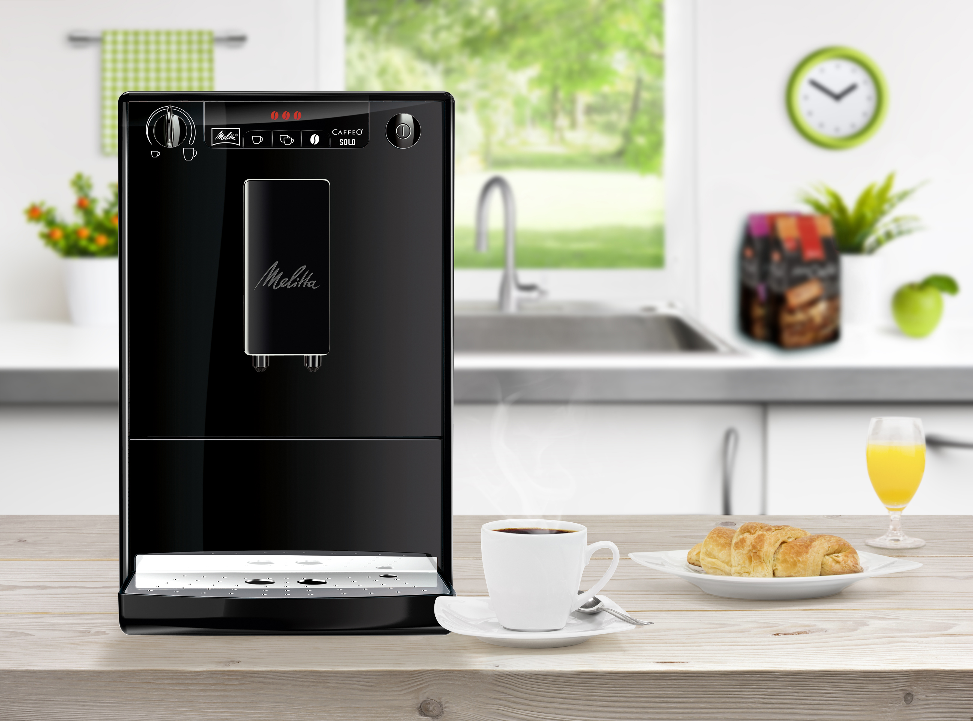 Kaffeemaschine, Kaffee, Croissant und Orangensaft auf einer Holztheke. Küchenhintergrund.