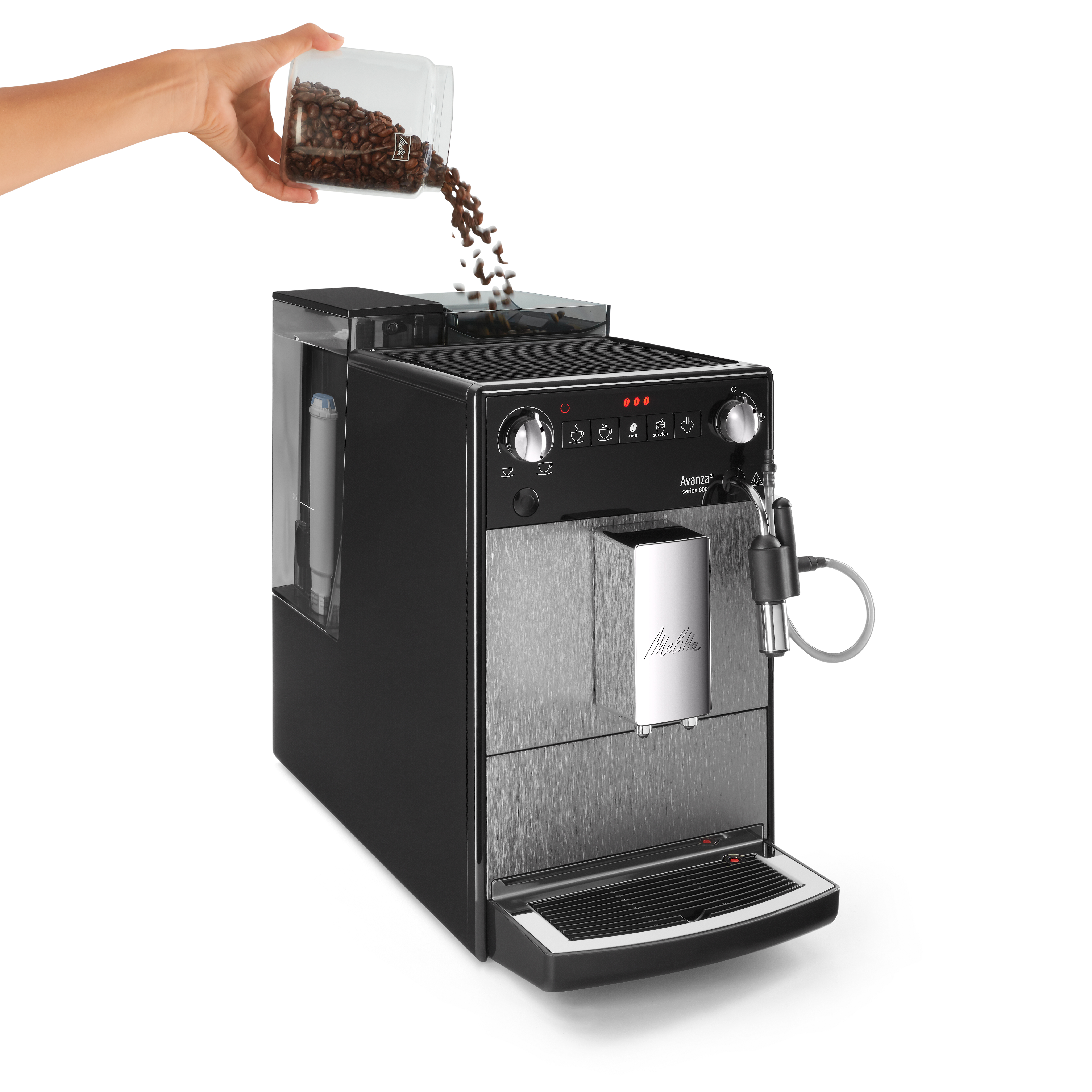 Kaffeemaschine, in die Bohnen gegossen werden, auf Weiß.