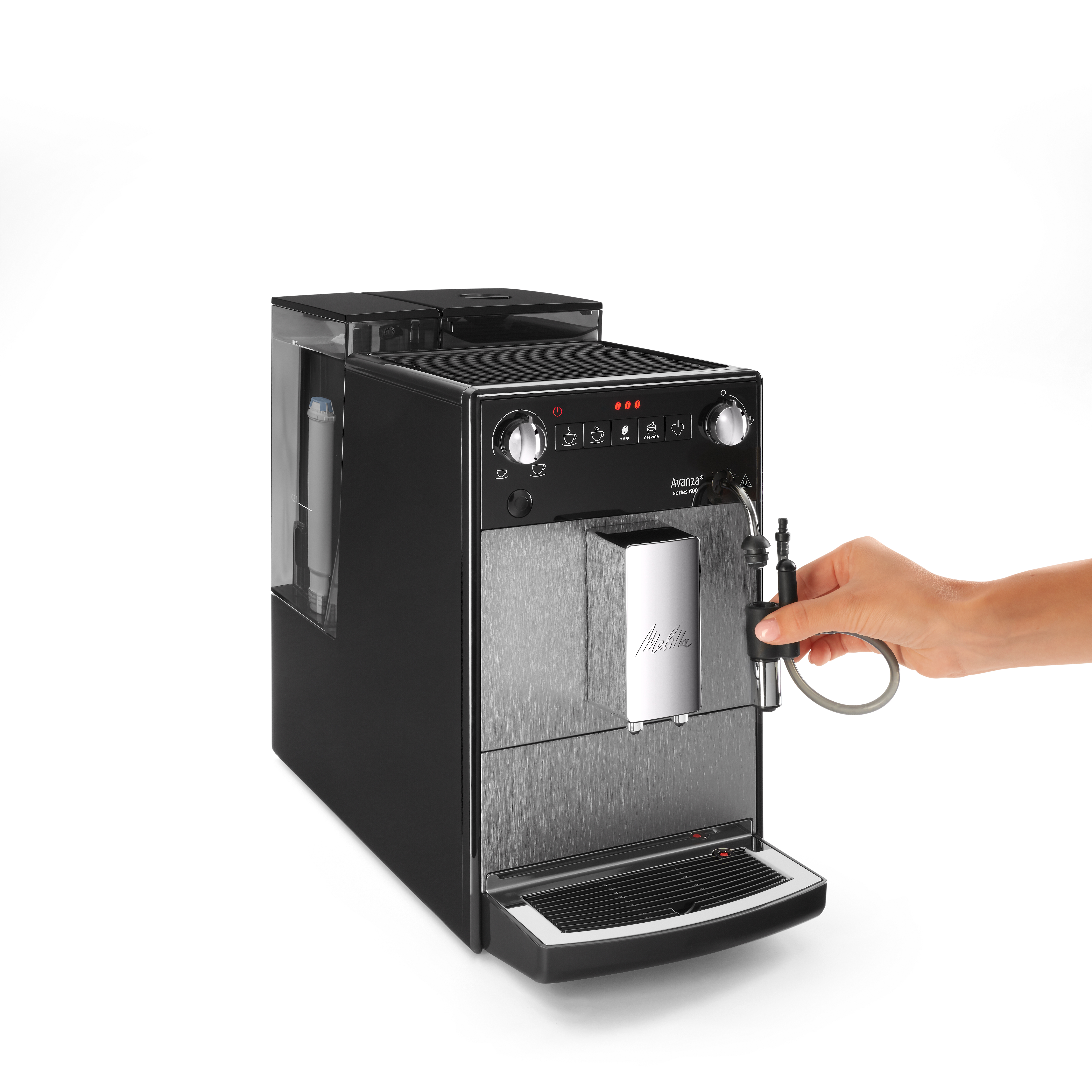 Schwarze und silberne Kaffeemaschine. Eine Hand benutzt die Dampfdüse.