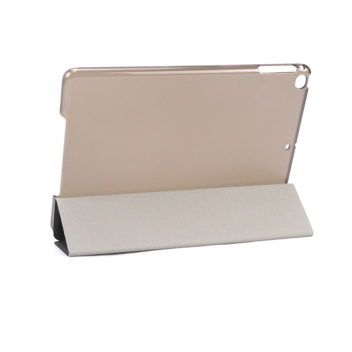 Eine Tablet-Hülle, geöffnet. Die Vorderseite ist beige und die Rückseite transparent.