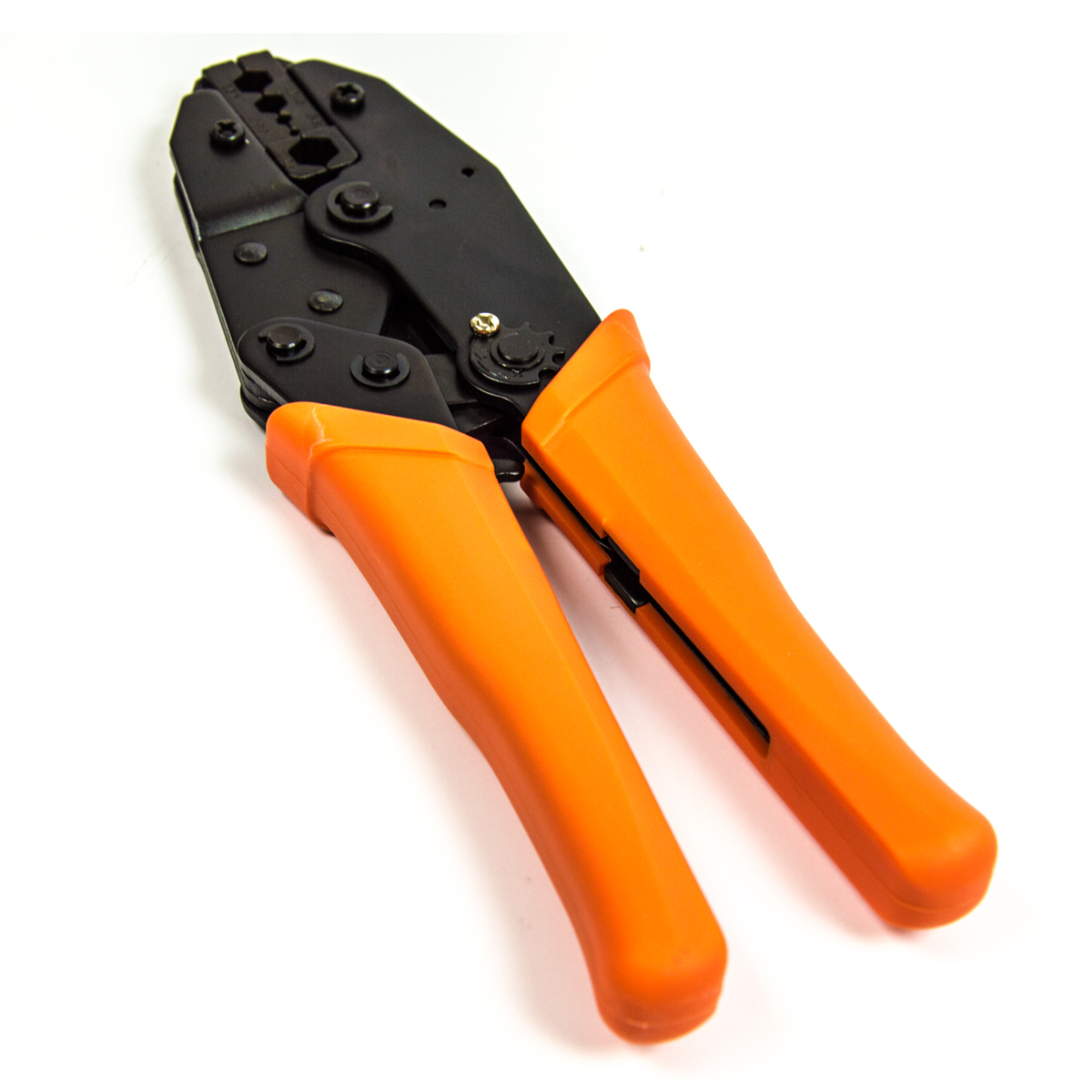 Orange und schwarze Crimpzange auf weißem Hintergrund. Die Griffe sind orange.