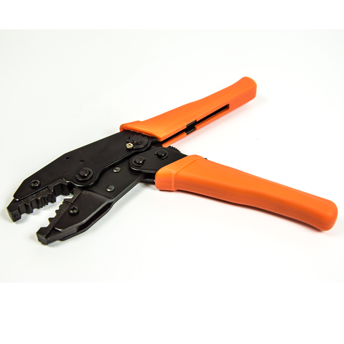Crimpzange mit orangefarbenem Griff auf weißem Hintergrund.