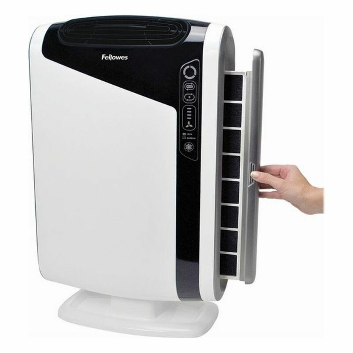 Ein weißer und schwarzer Luftreiniger mit einer Hand, die einen Filter herausnimmt. Mit der Marke Fellowes.