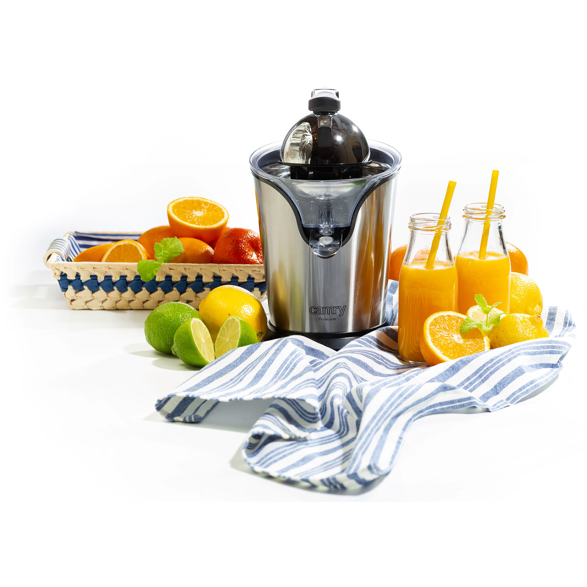 Wyiskarka do cytrusów z pomarańczami, limonkami i butelkami soku, z niebiesko-białą tkaniną w paski.