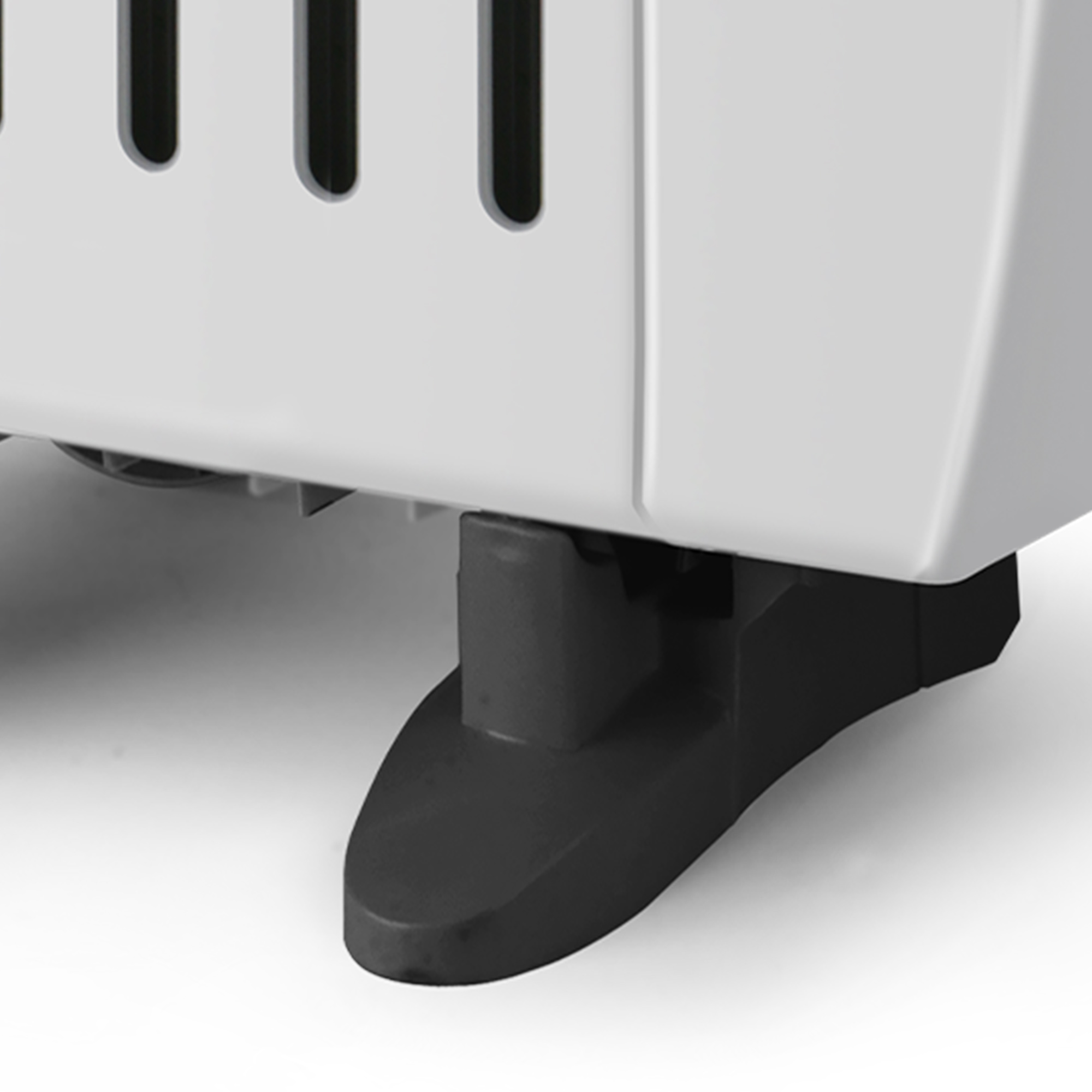 Nahaufnahme eines grau-schwarzen elektrischen Heizkörpers mit schwarzen Füßen auf weißer Oberfläche.