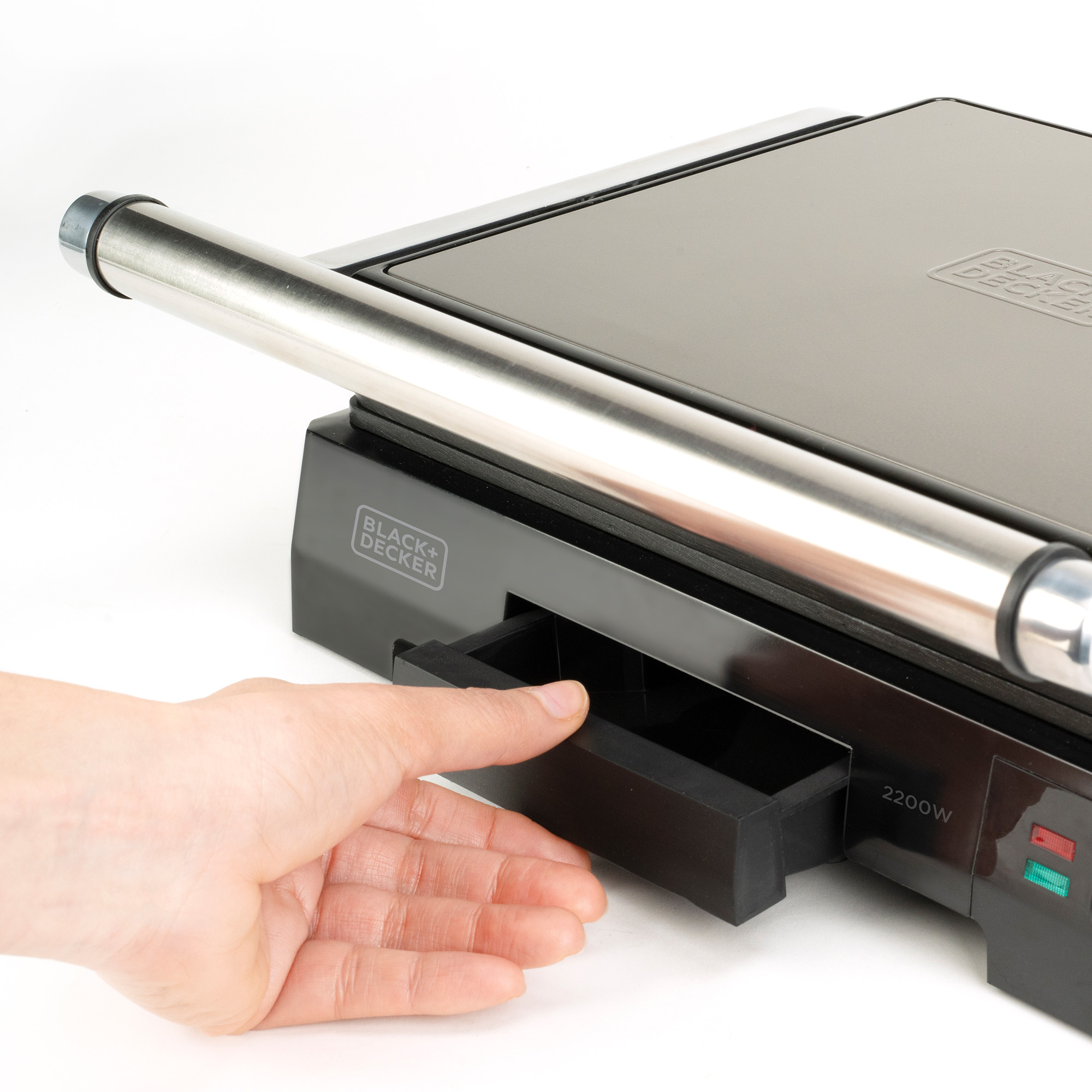 Czarny i srebrny grill Black & Decker z ręką otwierającą szufladę.