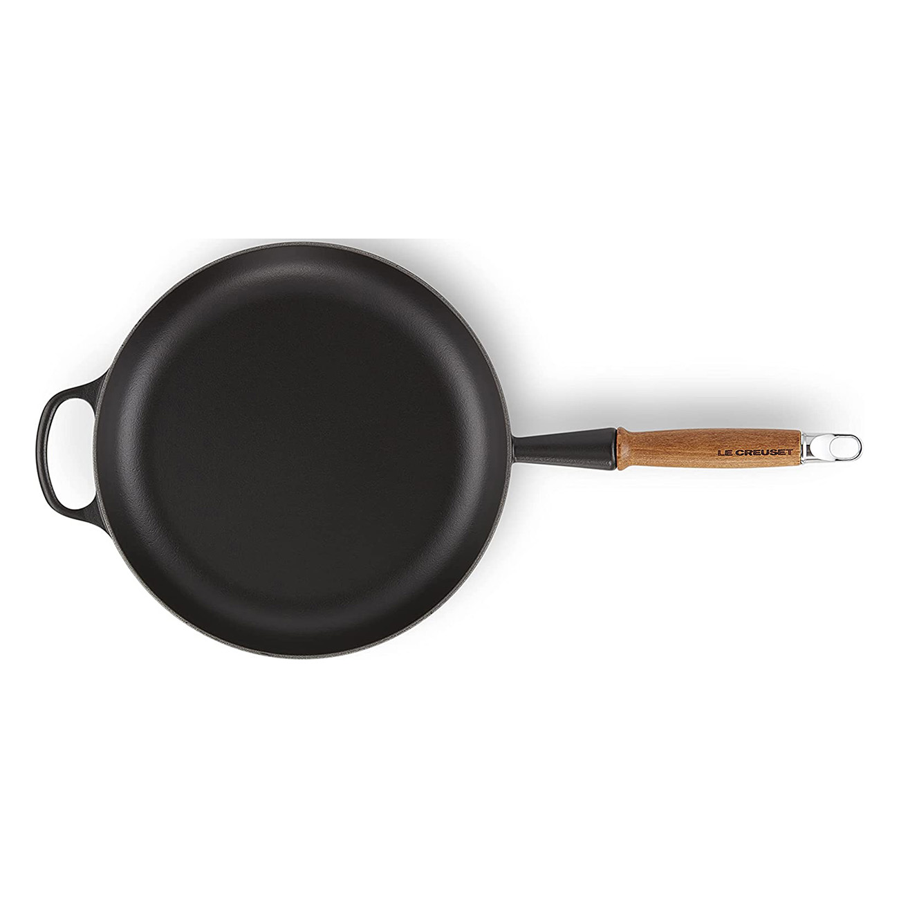 Une poêle en fonte noire avec une poignée en bois et la marque 'Le Creuset'.