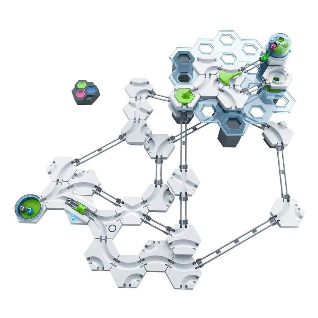 Un complesso set di giocattoli per piste di biglie con componenti bianchi, grigi e verdi su sfondo bianco.