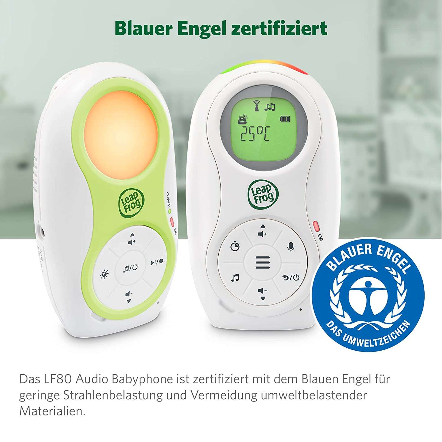 Zwei weiße Babyphone, eines leuchtet, und ein blaues Zertifizierungslogo.