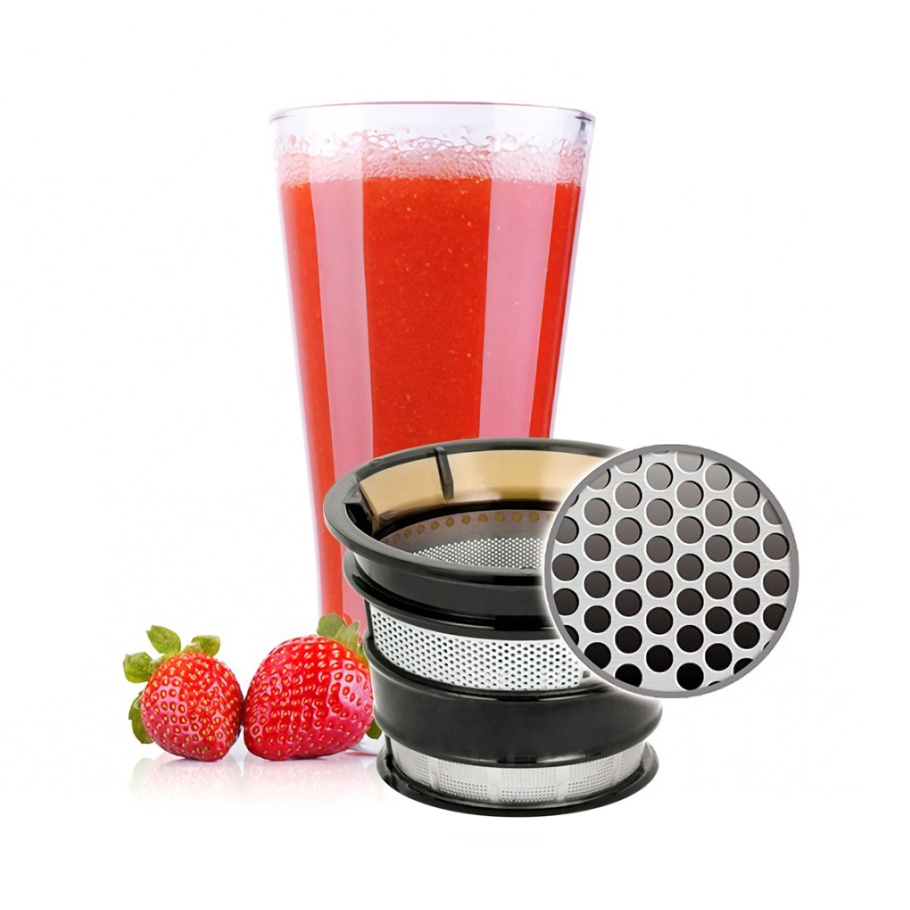 Ein Glas roter Smoothie, ein Sieb und zwei Erdbeeren auf weißem Hintergrund.