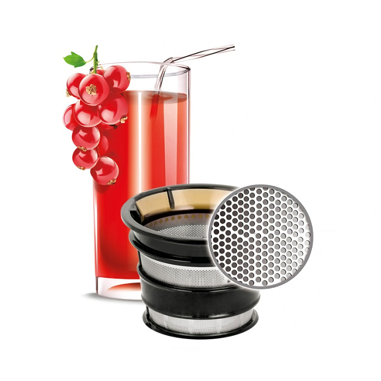 Ein Glas roter Saft mit Beeren und ein Entsafterfilter.