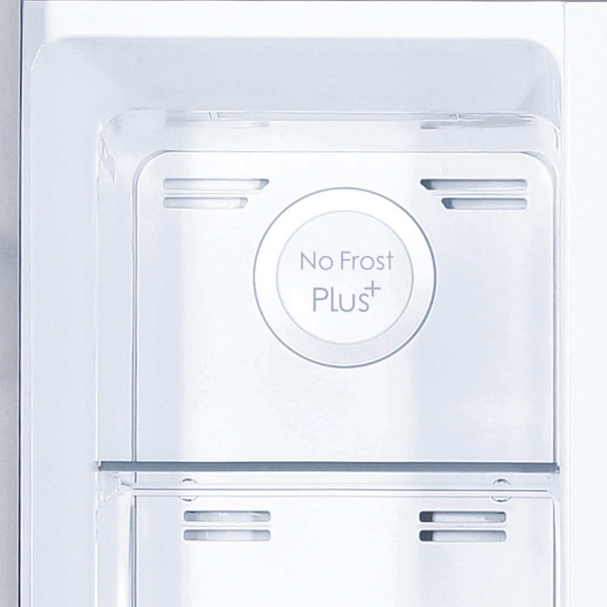 Interno del frigorifero bianco con un'etichetta 'No Frost Plus' in un design circolare.