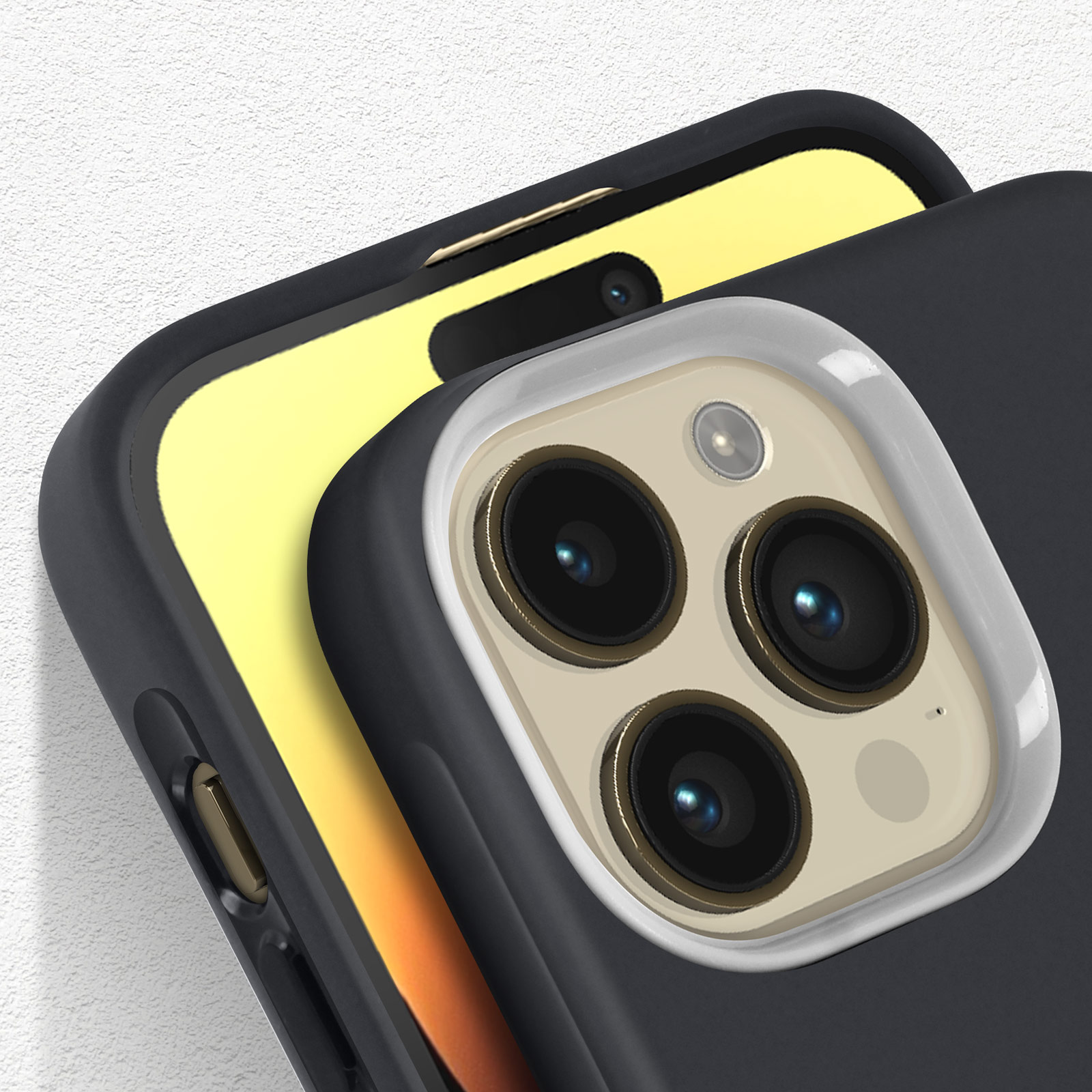 Primo piano di una custodia nera per telefono con lenti della fotocamera visibili. Un telefono giallo è parzialmente visibile.