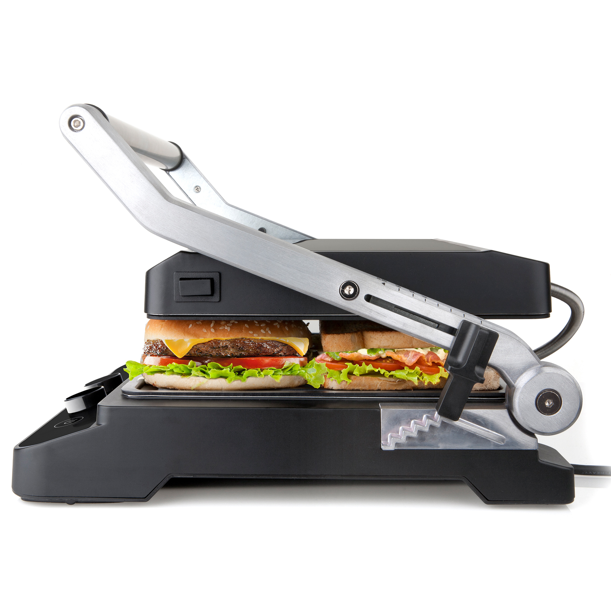 Presse à panini noire et argentée. Deux sandwichs à l'intérieur, avec fromage et garnitures.