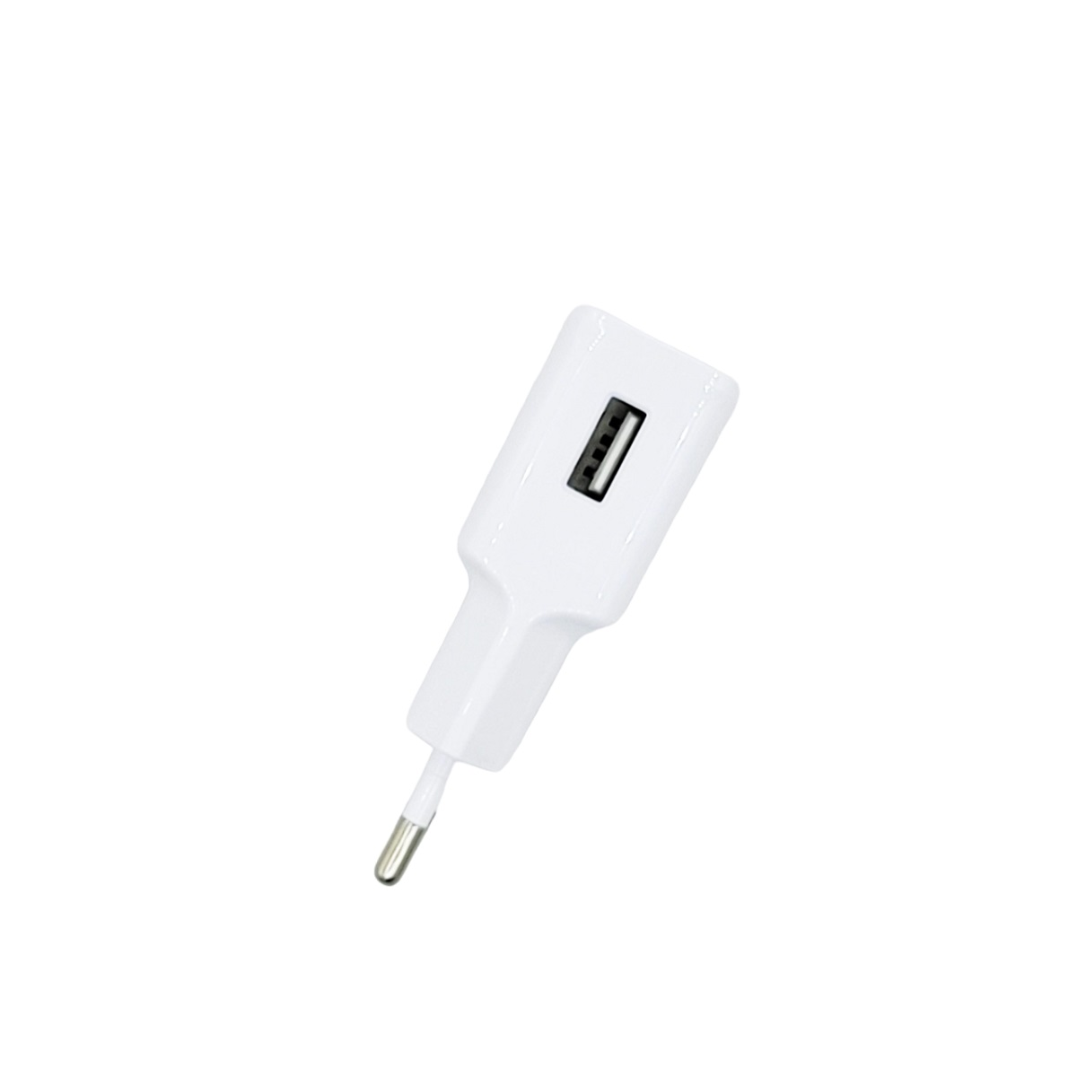Weißes USB-Ladegerät mit einem Anschluss und einem Stecker. Isoliert auf weißem Hintergrund.